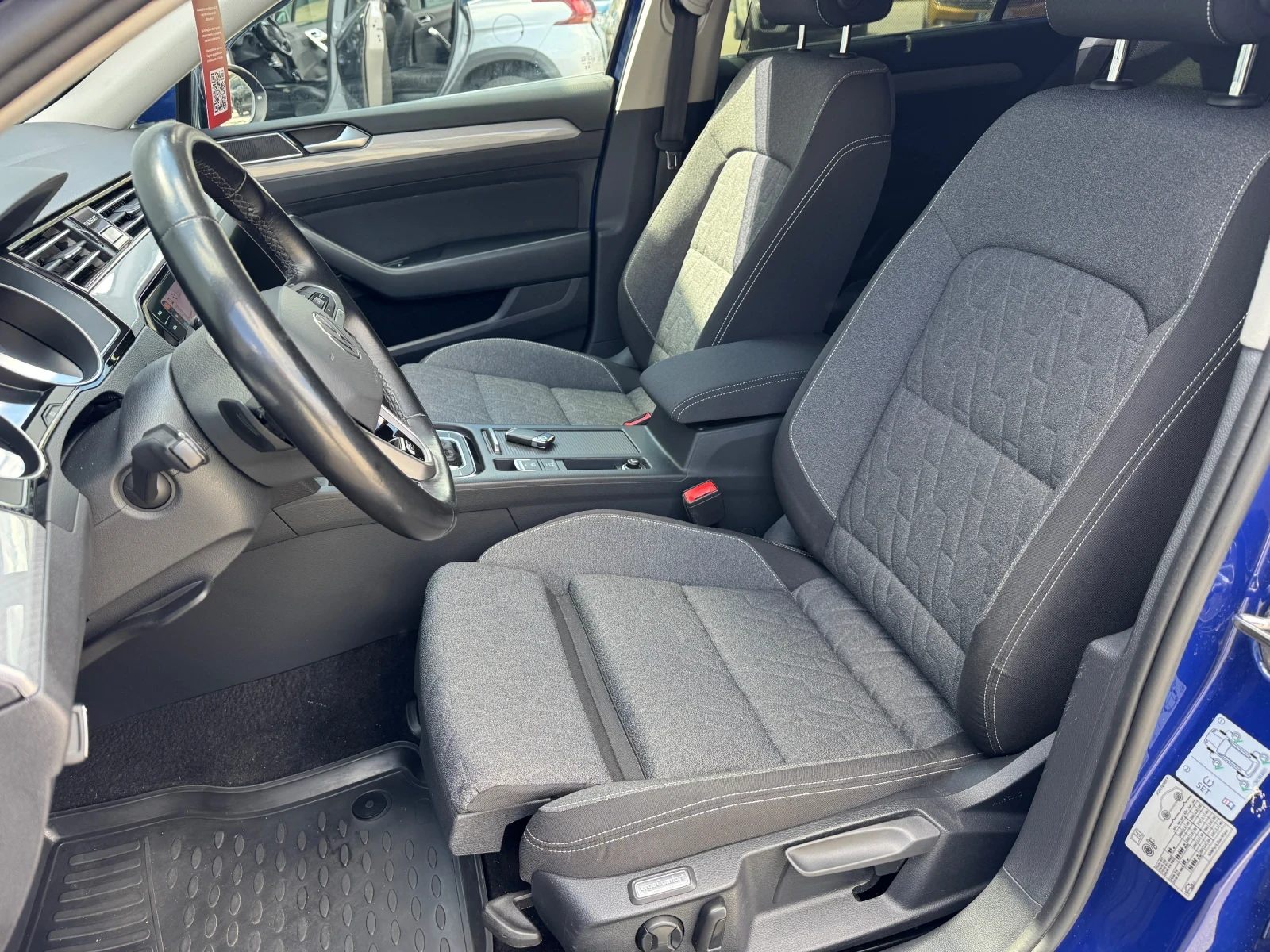 VW Passat 2.0TDi R-Line, снимка 9 - Автомобили и джипове - 54170351