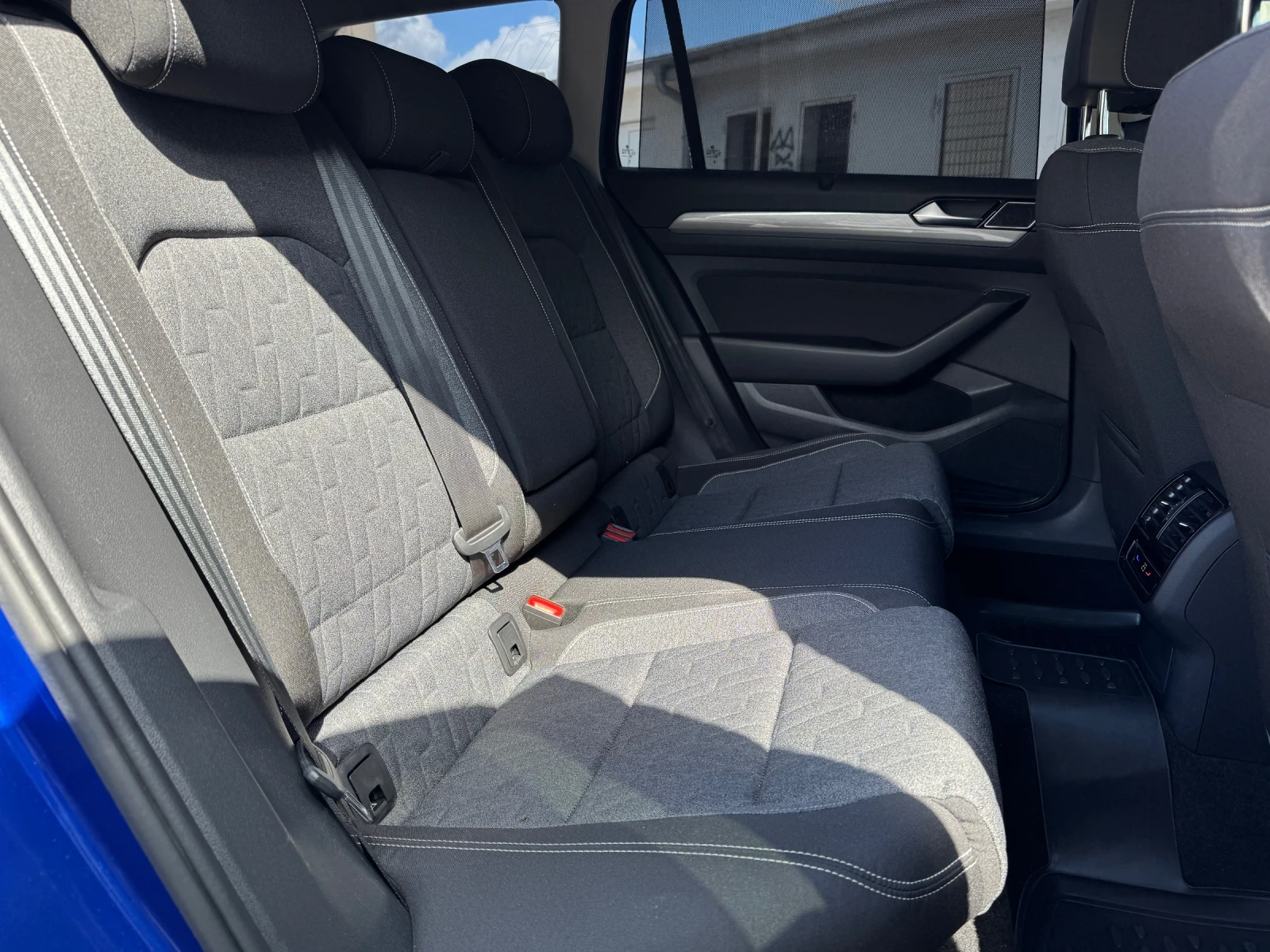 VW Passat 2.0TDi R-Line, снимка 7 - Автомобили и джипове - 54170351