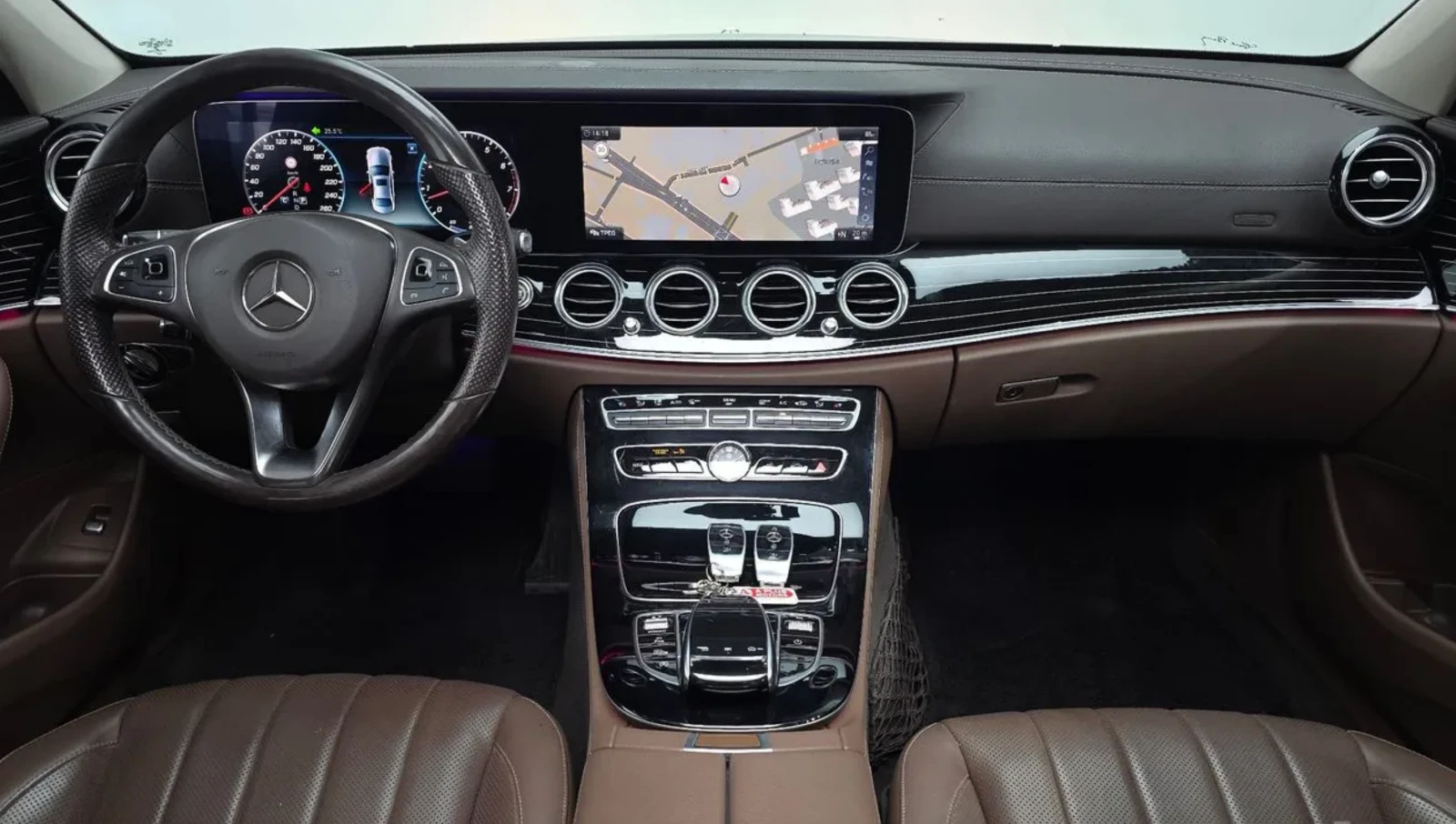 Mercedes-Benz E 400 Burmester* Ambient* Pano* HUD* Обдух* Крайна цена*, снимка 5 - Автомобили и джипове - 54753290
