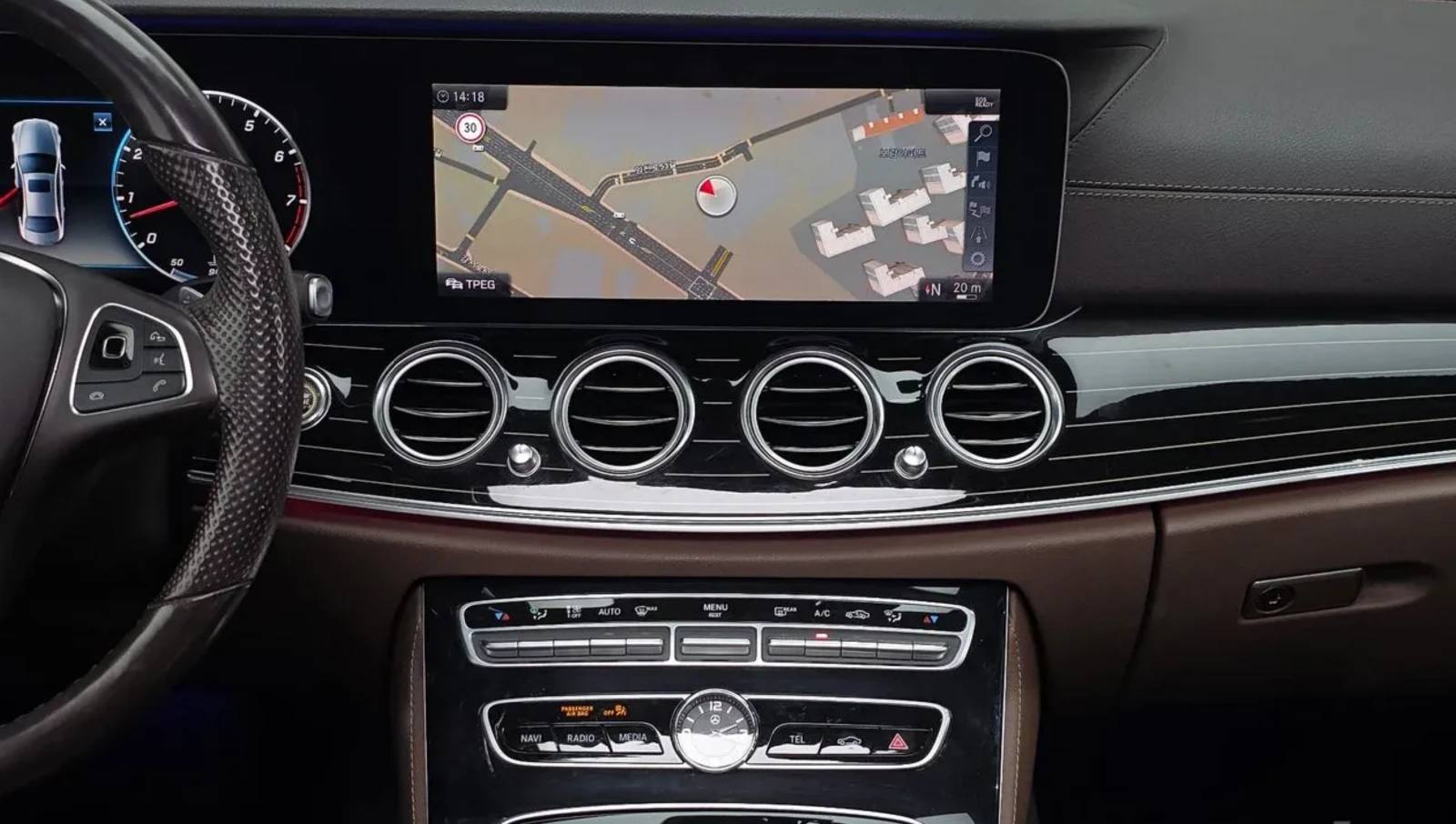 Mercedes-Benz E 400 Burmester* Ambient* Pano* HUD* Обдух* Крайна цена*, снимка 13 - Автомобили и джипове - 54753290
