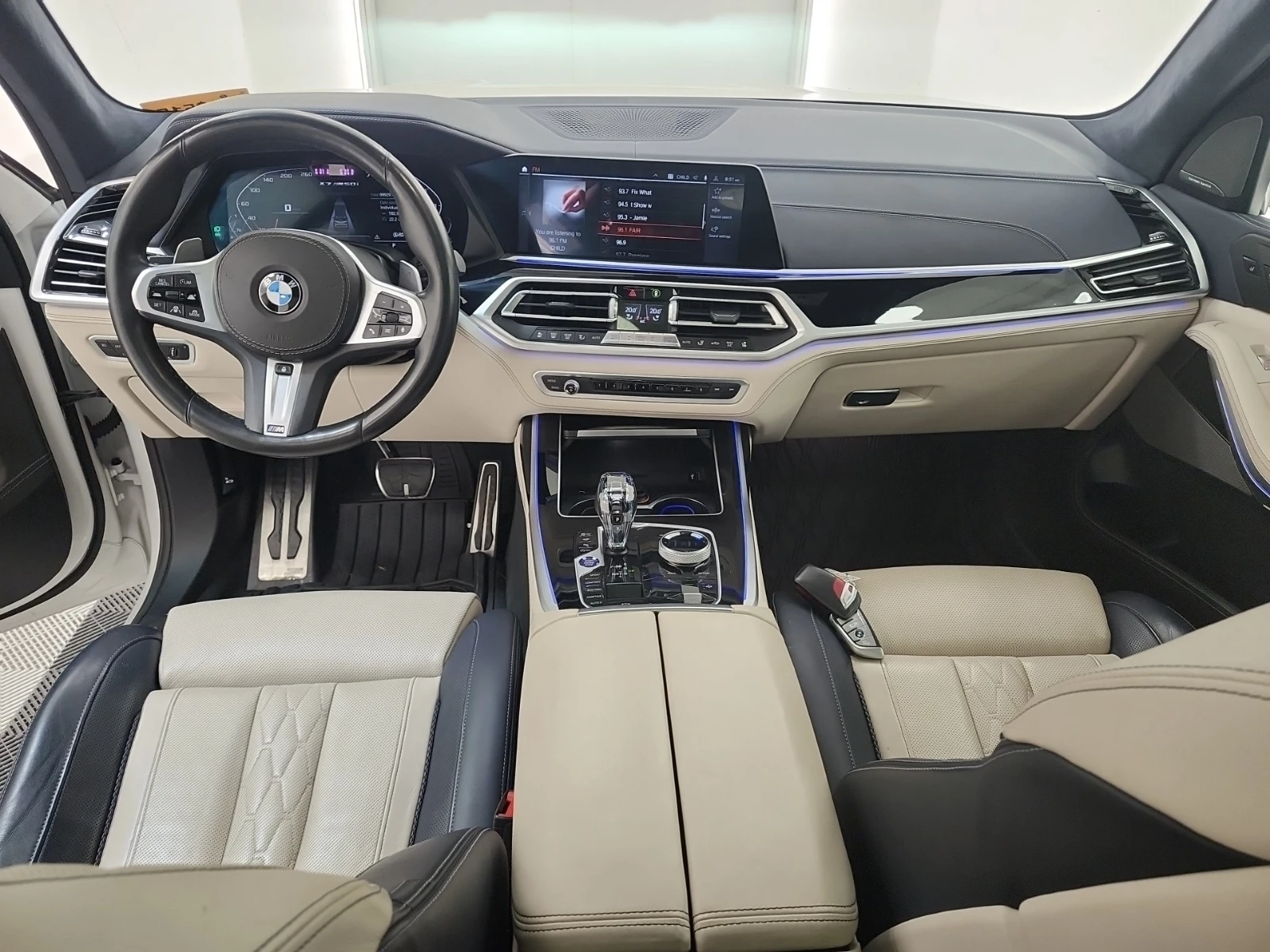 BMW X7 xDrive* МАСАЖ* HARMAN* SKY LOUNGE PANO* HUD* AMBIE, снимка 10 - Автомобили и джипове - 54441112