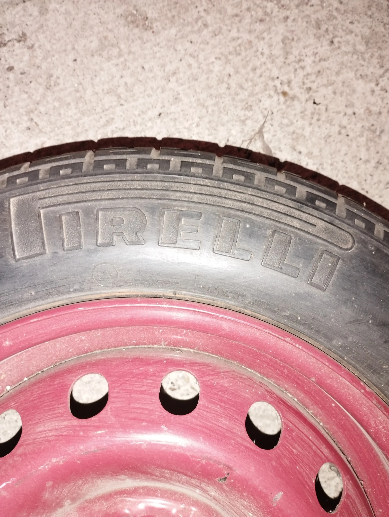 Гуми с джанти Pirelli 135/80R13, снимка 3 - Гуми и джанти - 54014428