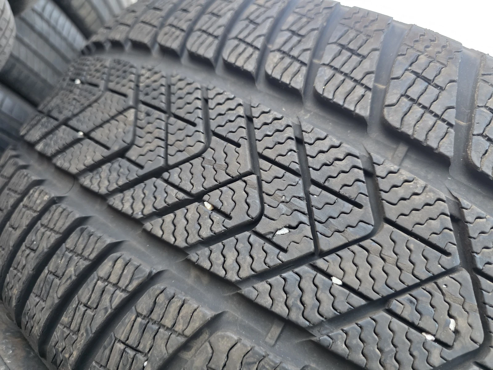 Гуми Зимни 275/45R20, снимка 2 - Гуми и джанти - 56663165