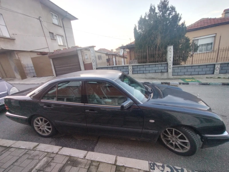 Mercedes-Benz E 220 CDI, снимка 3 - Автомобили и джипове - 48313786