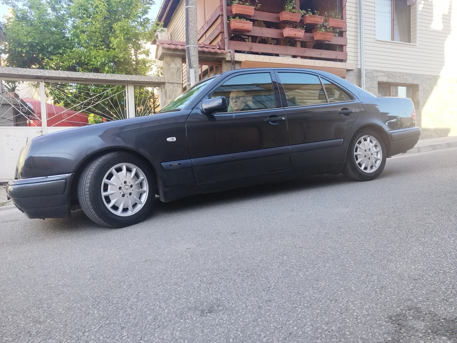 Mercedes-Benz E 220 CDI - изображение 2
