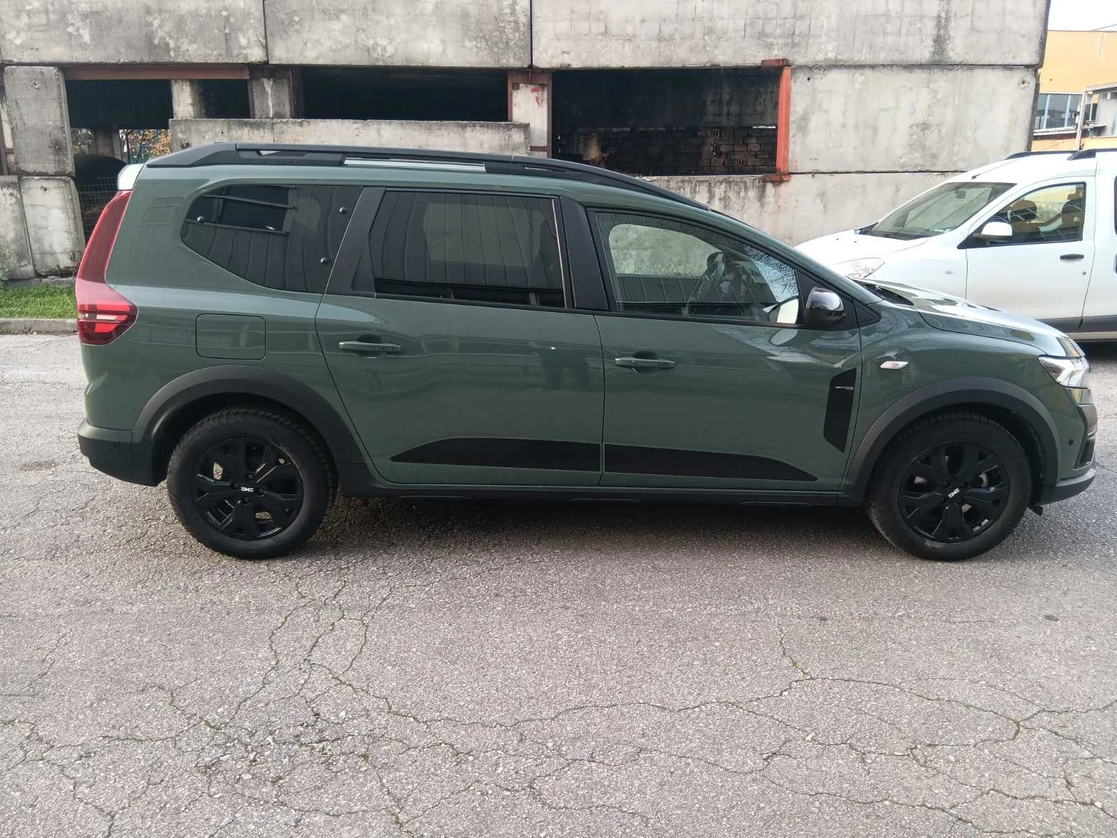 Dacia Jogger Газ Бензин 6+ 1 - изображение 4
