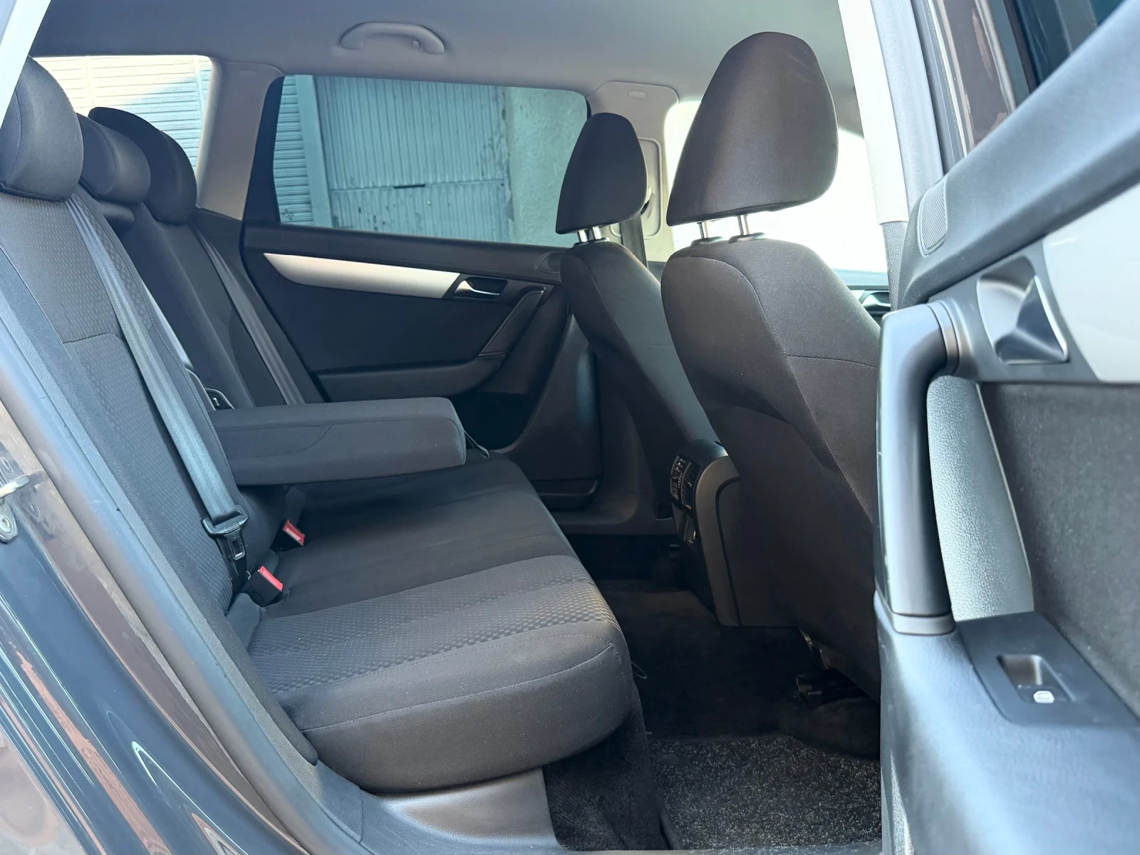 VW Passat 1.6 TDI , снимка 10 - Автомобили и джипове - 54857762