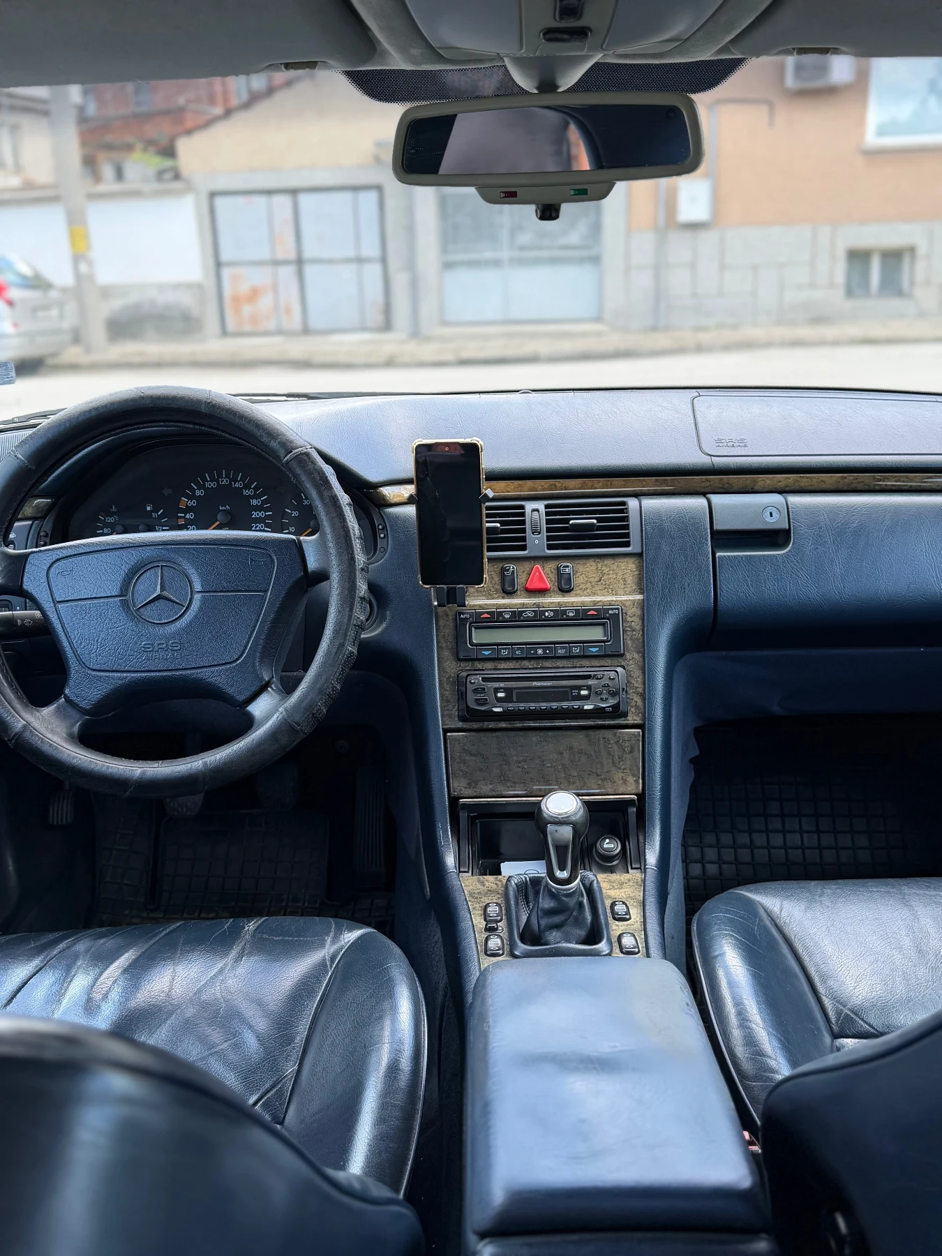 Mercedes-Benz E 200 avangarde. ГАЗ, снимка 10 - Автомобили и джипове - 54892339