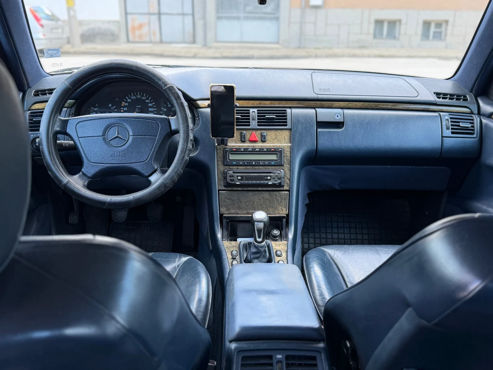 Mercedes-Benz E 200 avangarde. ГАЗ, снимка 12 - Автомобили и джипове - 54892339