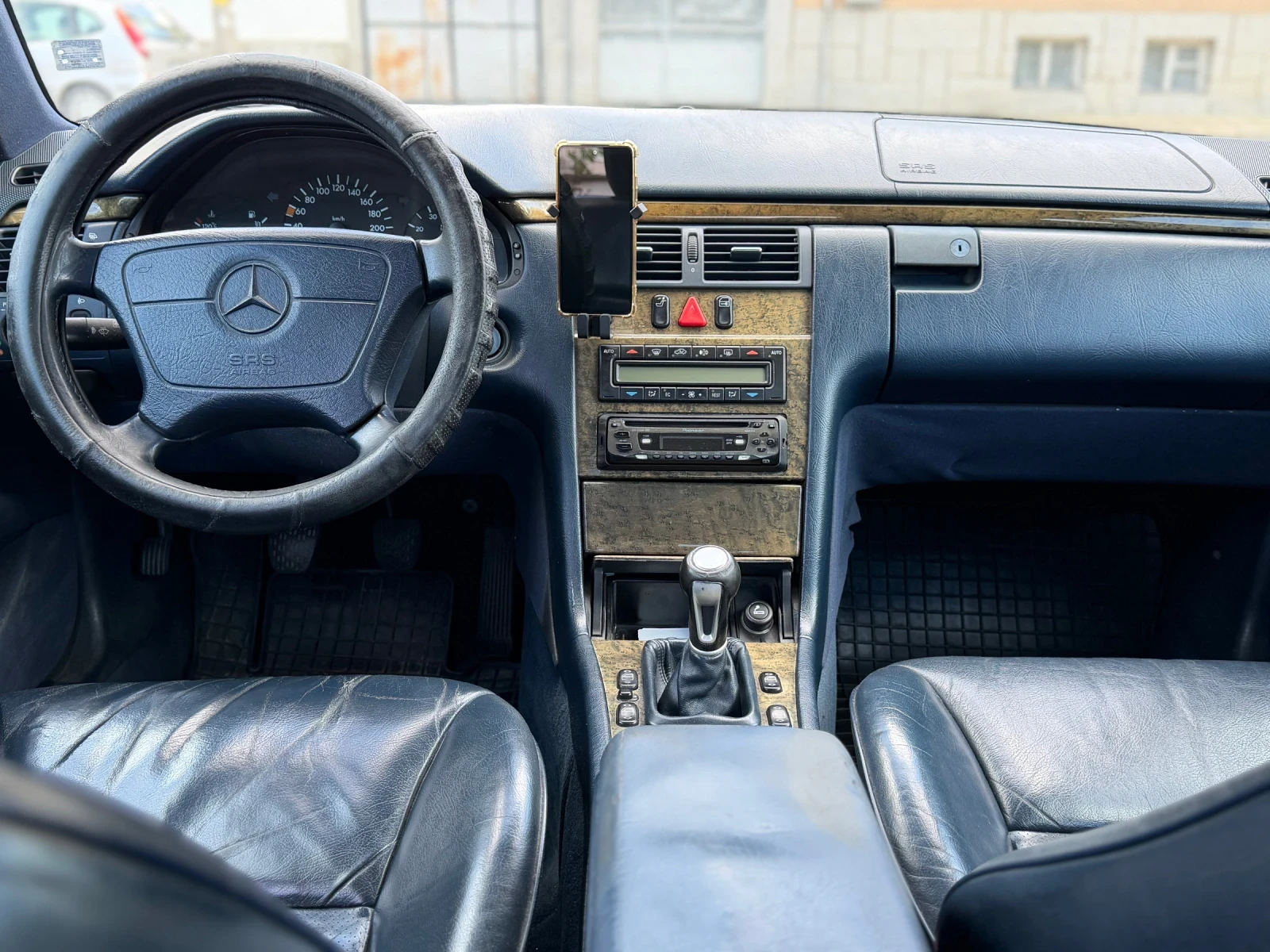 Mercedes-Benz E 200 avangarde. ГАЗ, снимка 6 - Автомобили и джипове - 54892339