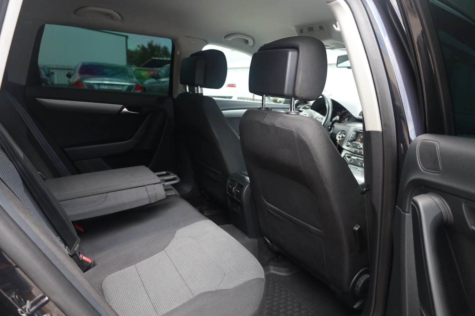 VW Passat 2.0TDI DSG Klimatronic  PDC 17Zoll Navi 140Ps iCar, снимка 8 - Автомобили и джипове - 55362420