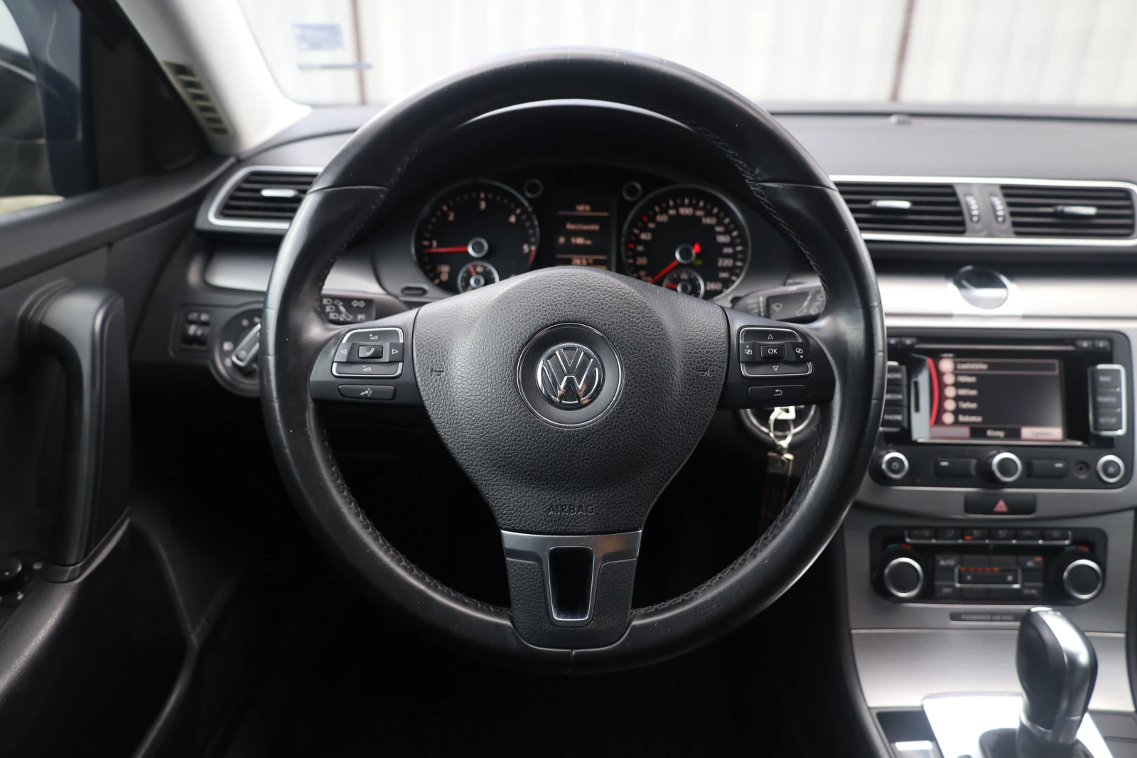 VW Passat 2.0TDI DSG Klimatronic  PDC 17Zoll Navi 140Ps iCar, снимка 13 - Автомобили и джипове - 55362420