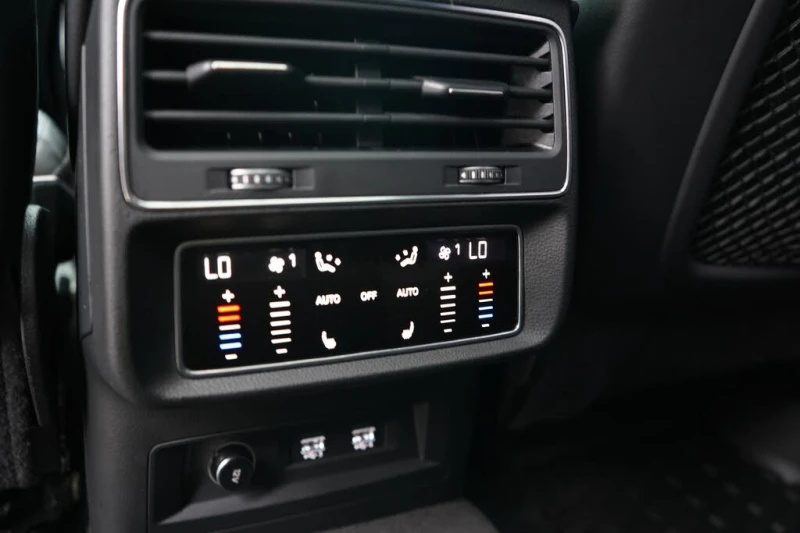 Audi Q8 TECHNIK* MATRIX* DISTRONIK* B&O* HEAD-UP* ОБДУХ* P, снимка 16 - Автомобили и джипове - 52474632