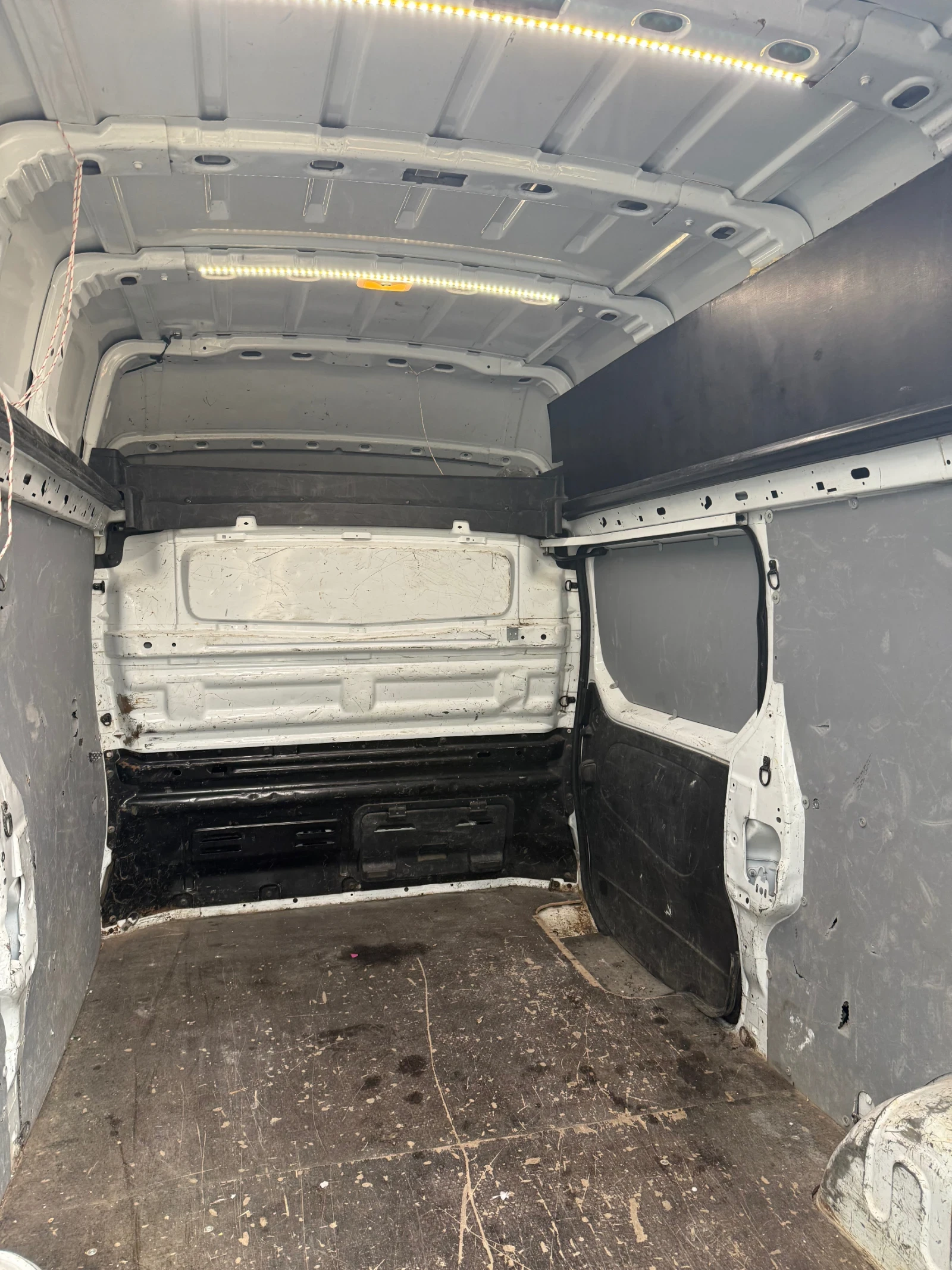 Nissan NV300 Бус - изображение 8