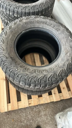 Гуми Всесезонни 325/65R18, снимка 1 - Гуми и джанти - 49450130