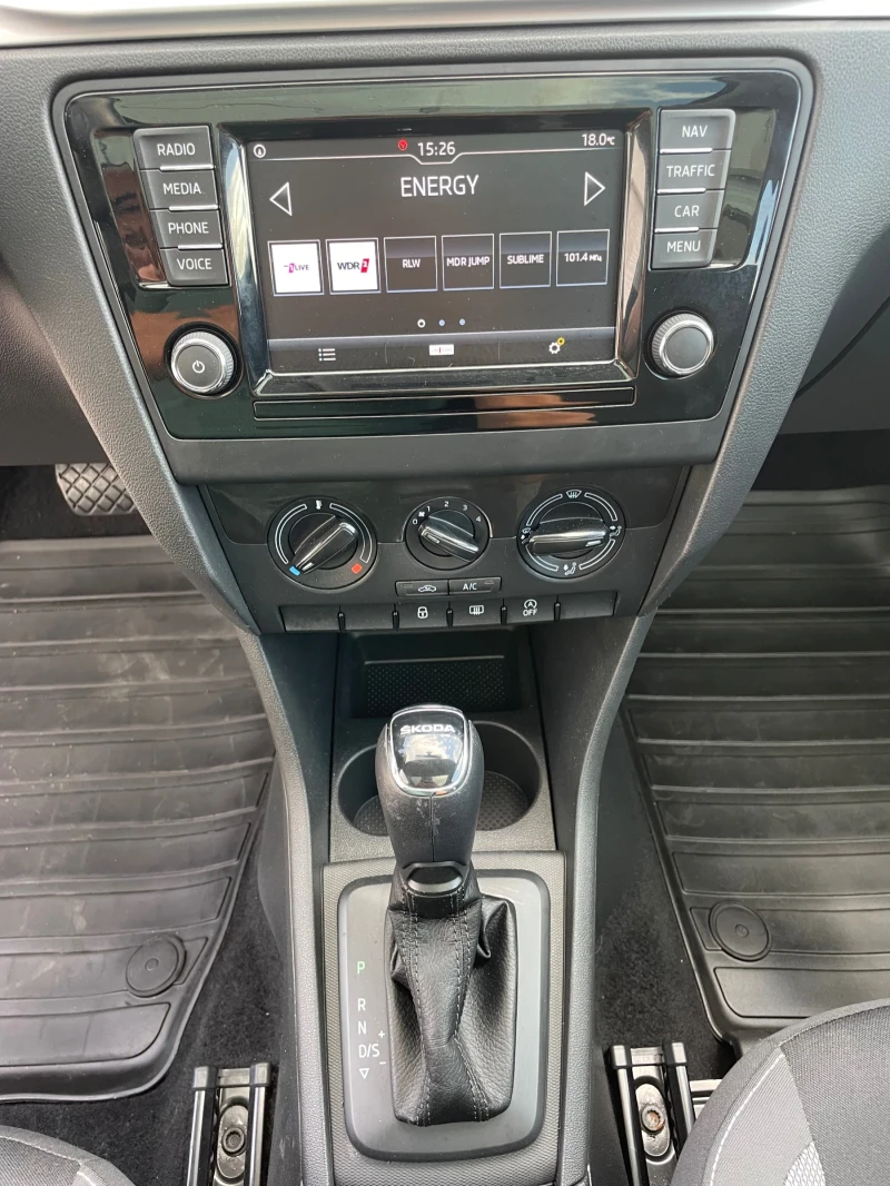 Skoda Rapid 1.4i-122к.с., снимка 15 - Автомобили и джипове - 51890502