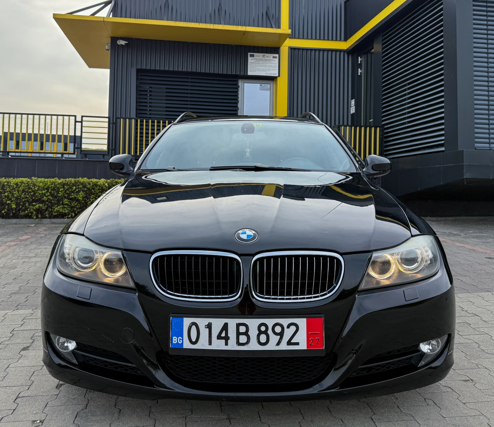 BMW 325 FaceLift / LED / ГОЛЯМА НАВИГАЦИЯ / 2 КЛЮЧА - изображение 2