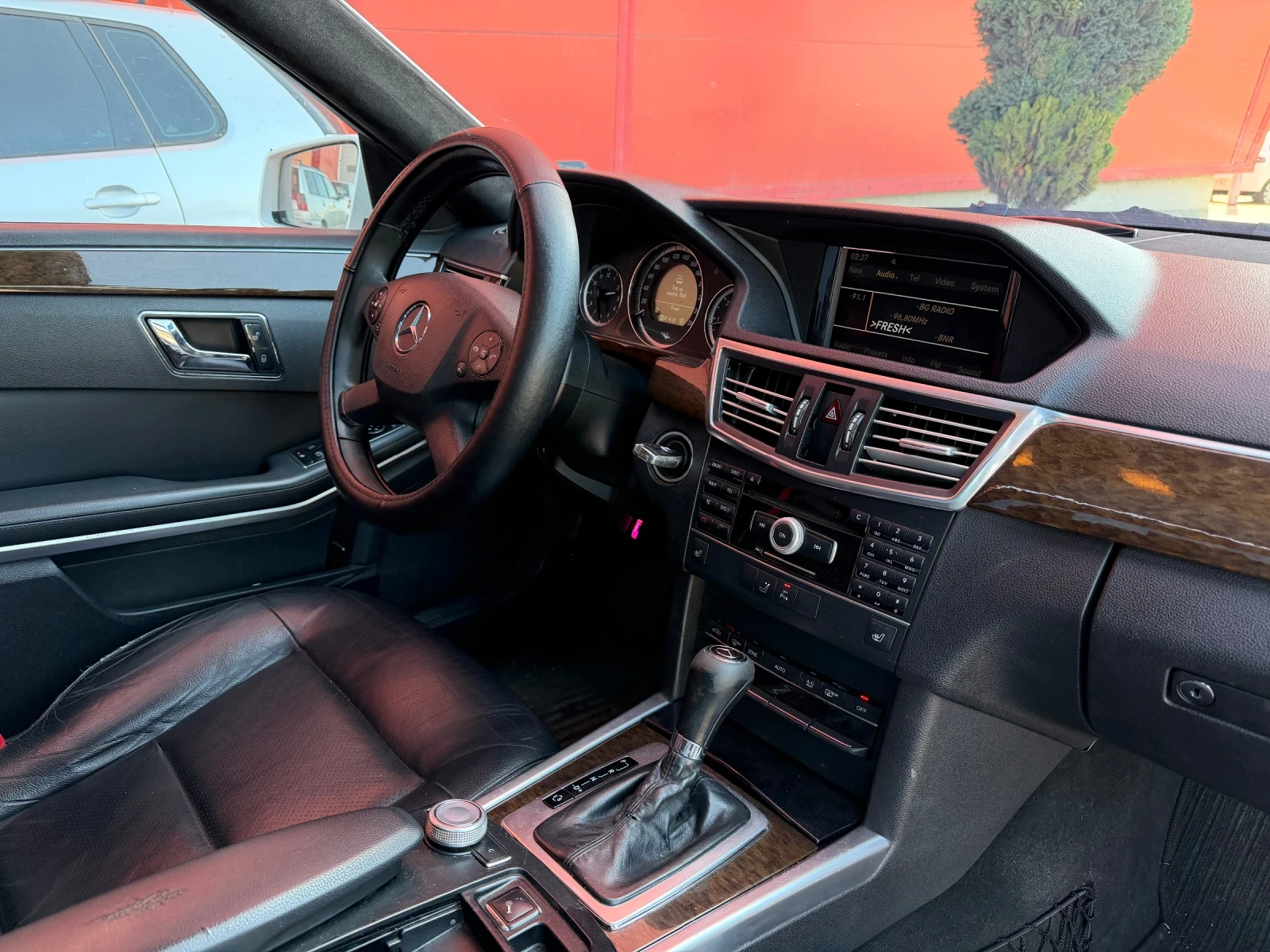 Mercedes-Benz E 220 БАРТЕР* AMG* 7G* LED, снимка 9 - Автомобили и джипове - 54087426