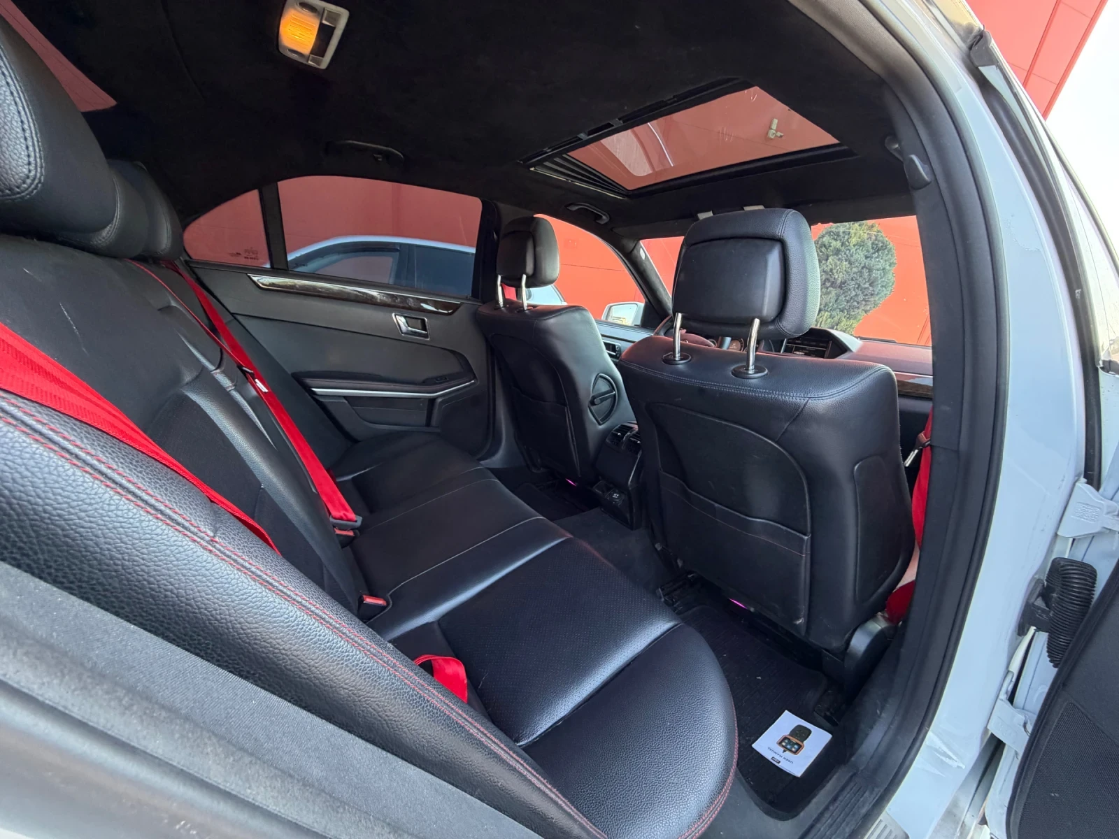 Mercedes-Benz E 220 БАРТЕР* AMG* 7G* LED, снимка 5 - Автомобили и джипове - 54087426