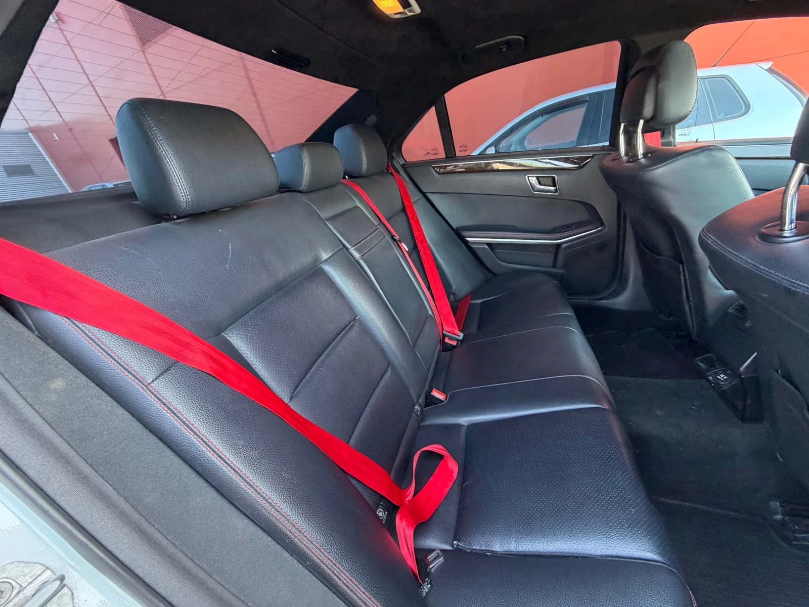 Mercedes-Benz E 220 БАРТЕР* AMG* 7G* LED, снимка 6 - Автомобили и джипове - 54087426