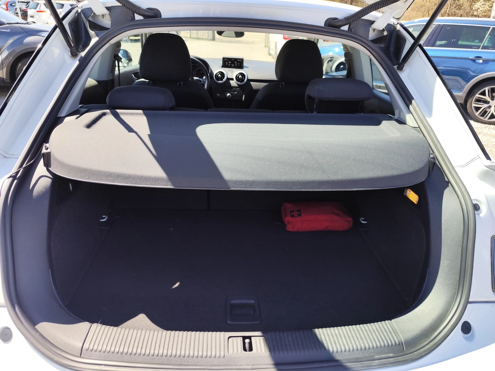 Audi A1 1.6TDi* S-LINE* LED/XENON* EURO5B* , снимка 12 - Автомобили и джипове - 54136185