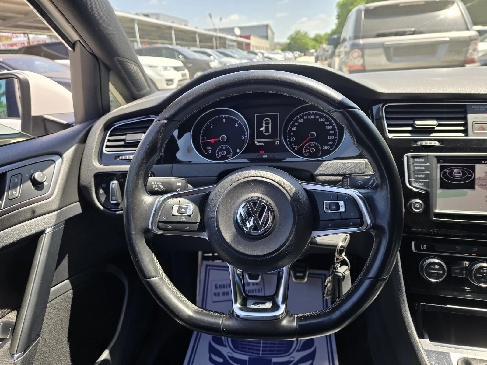 VW Golf 1.6TDI 110к.с R-line Топ състояние , снимка 17 - Автомобили и джипове - 54700394