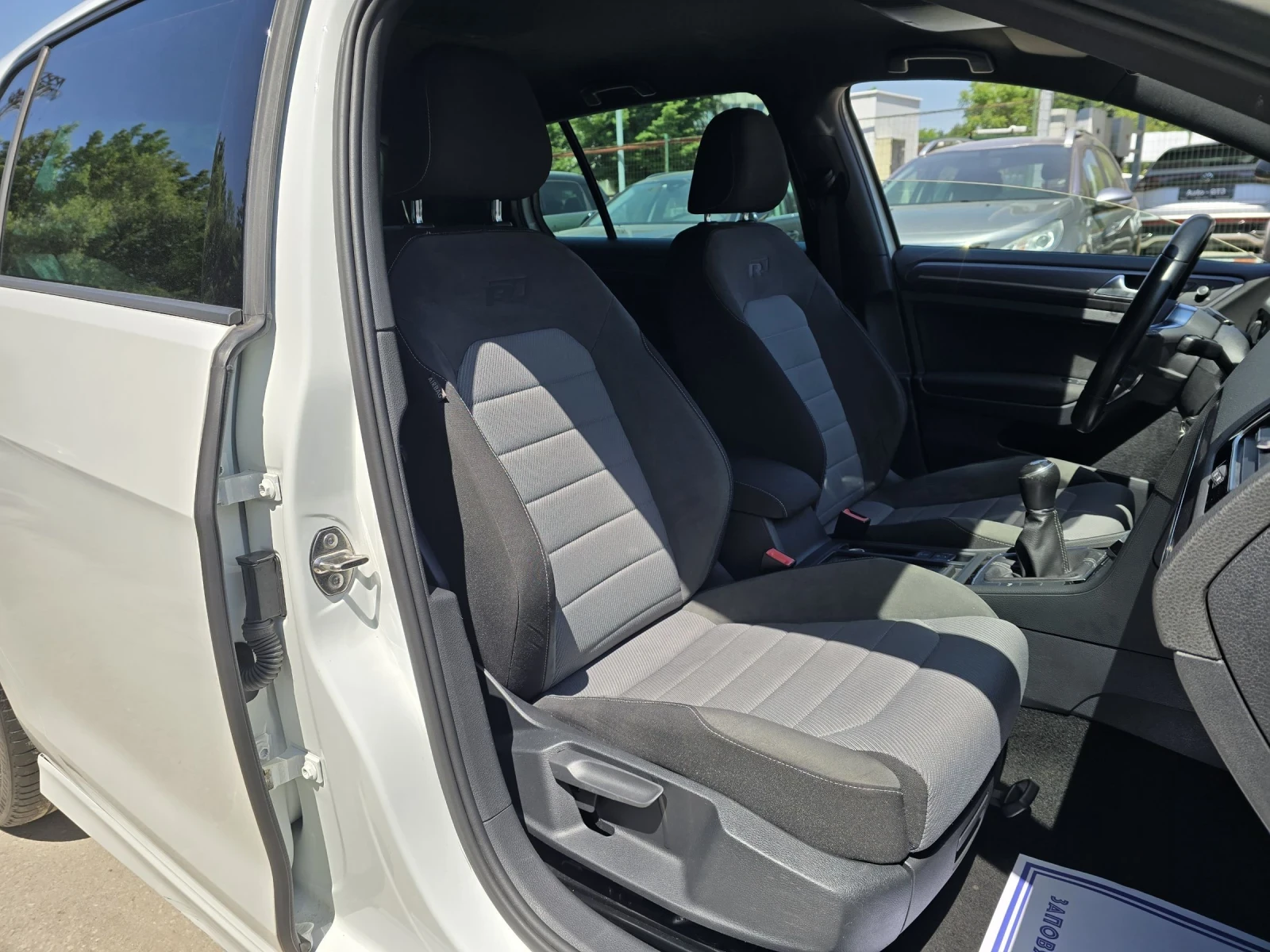 VW Golf 1.6TDI 110к.с R-line Топ състояние , снимка 12 - Автомобили и джипове - 54700394