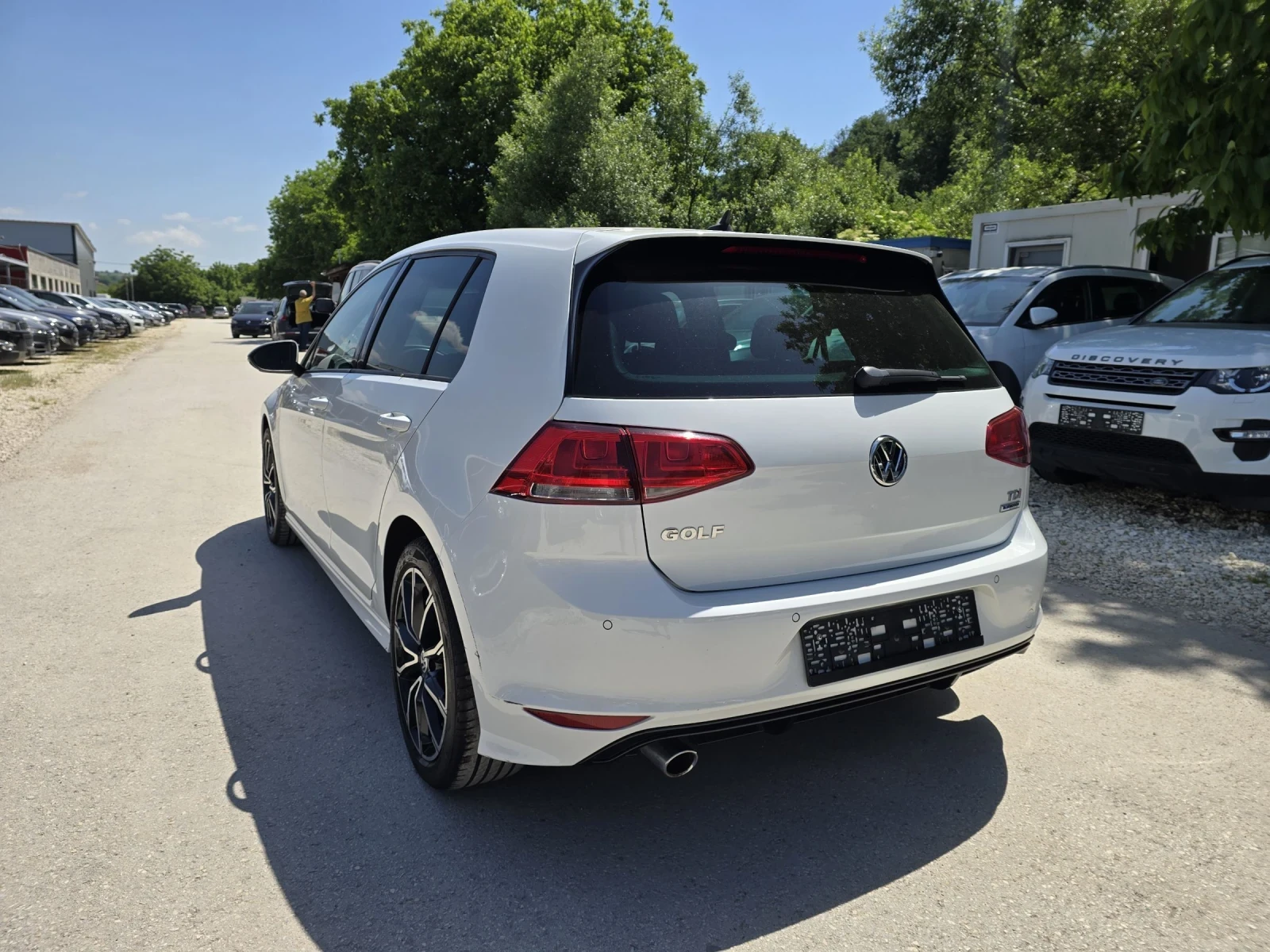VW Golf 1.6TDI 110к.с R-line Топ състояние , снимка 3 - Автомобили и джипове - 54700394