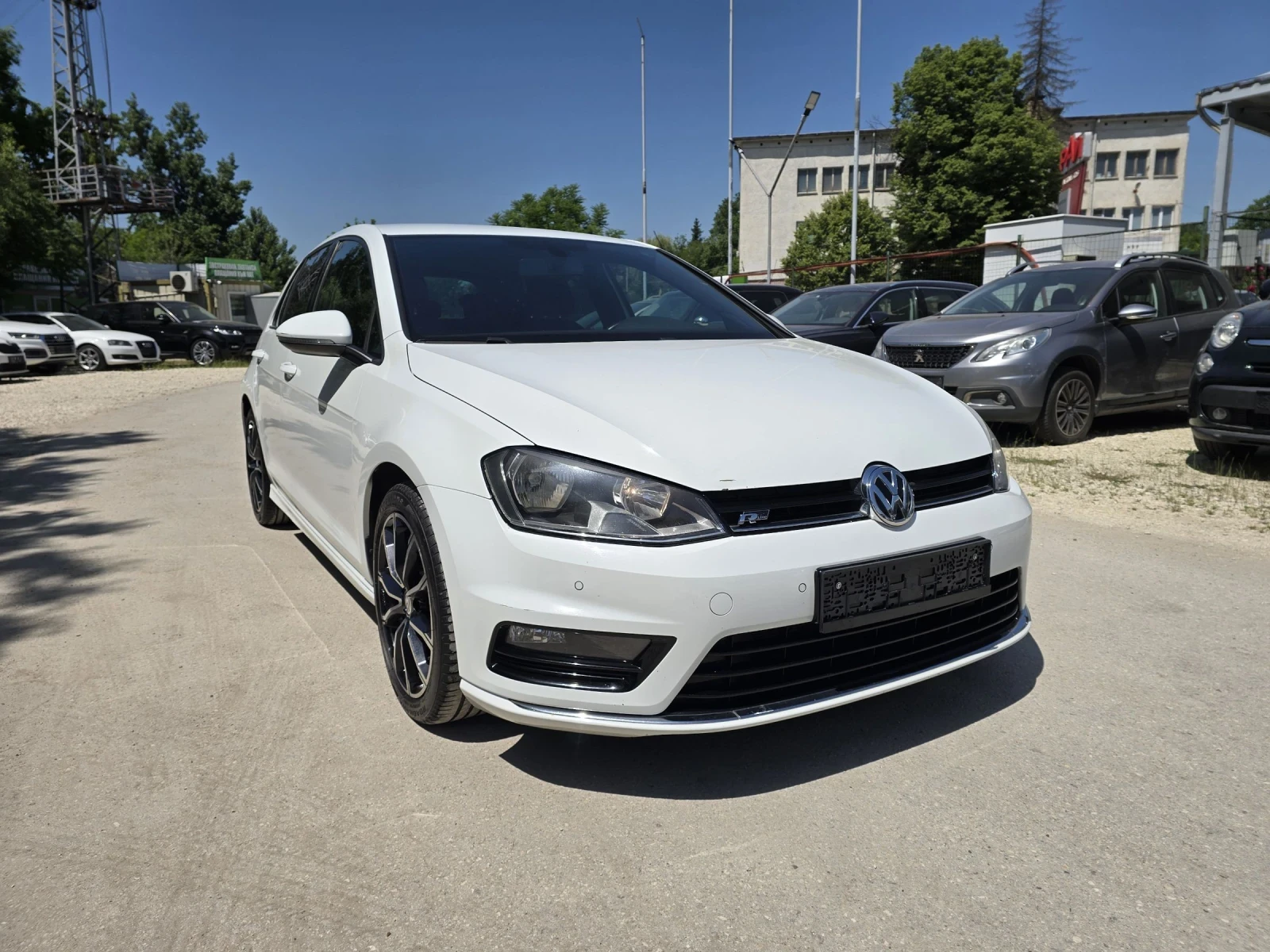 VW Golf 1.6TDI 110к.с R-line Топ състояние , снимка 2 - Автомобили и джипове - 54700394