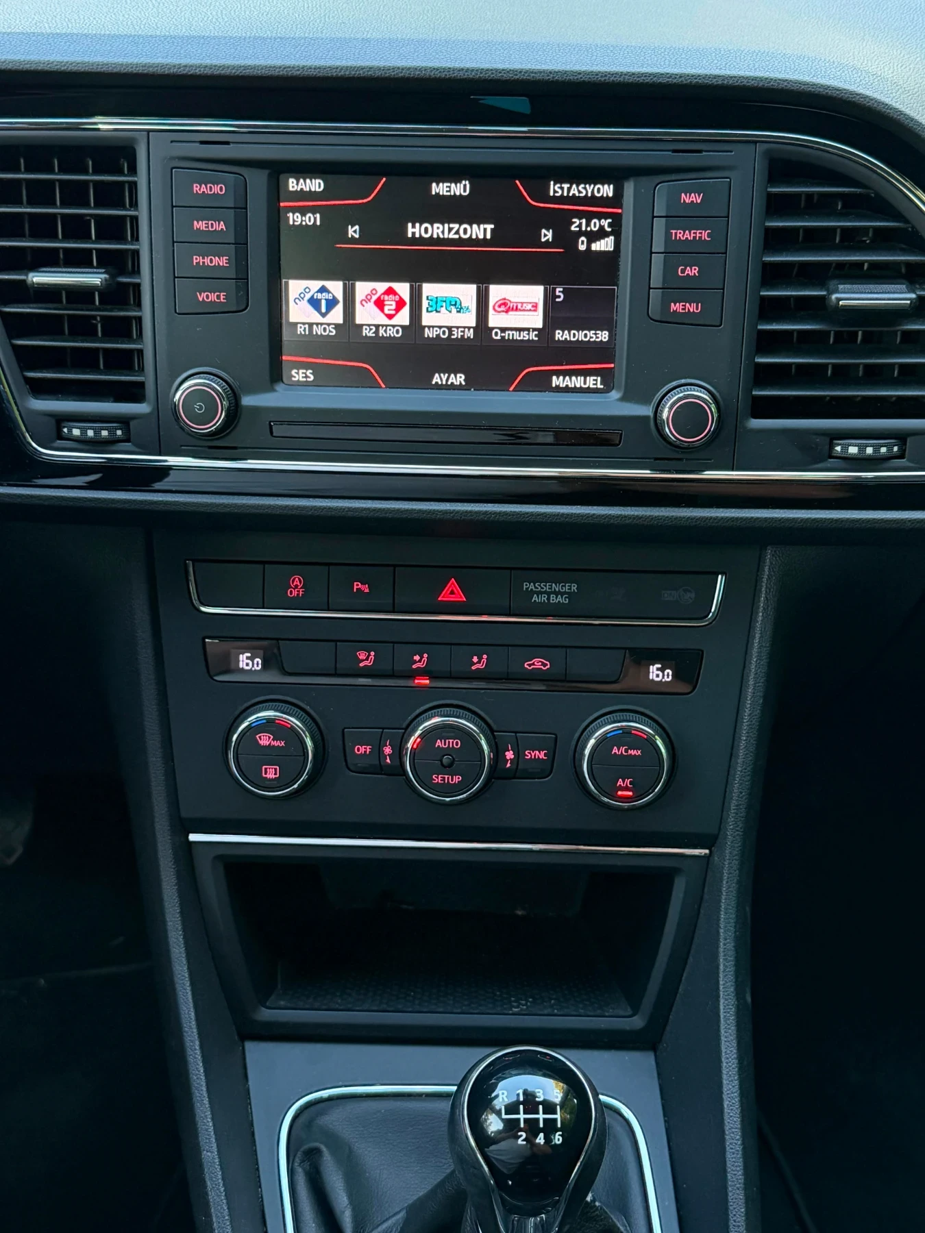 Seat Leon 1.6TDI, снимка 14 - Автомобили и джипове - 54721930