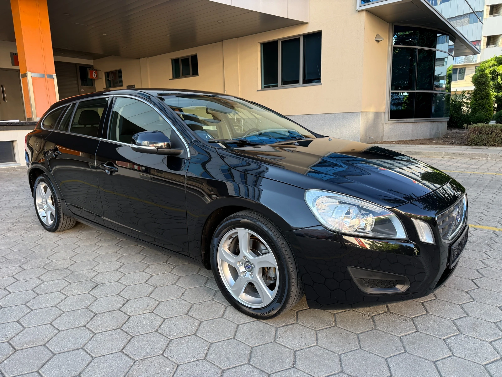 Volvo V60 2.0D* NAVI* ПОДГРЕВ* КОЖА* СЕРВИЗНА ИСТОРИЯ* , снимка 3 - Автомобили и джипове - 55537526