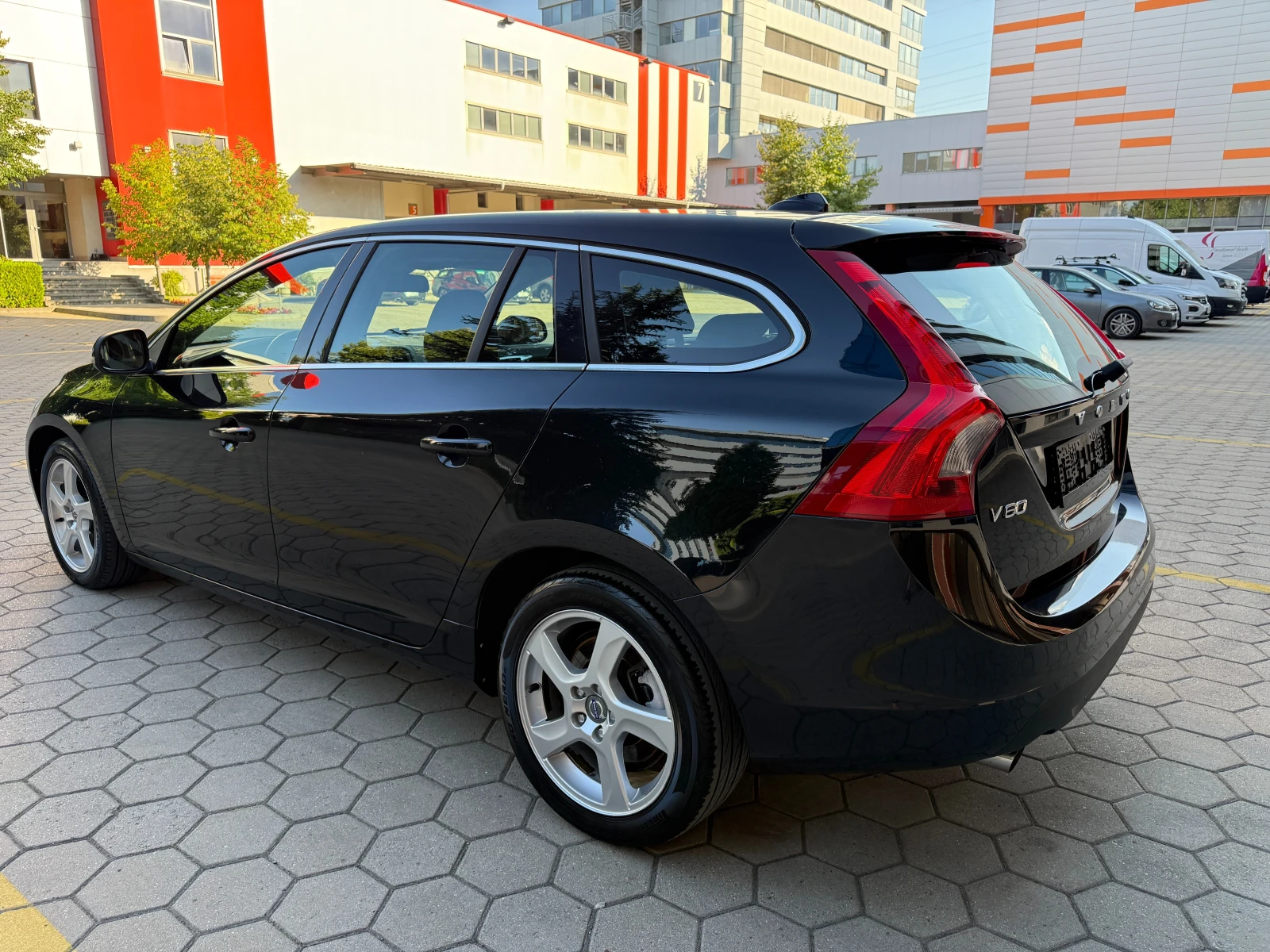Volvo V60 2.0D* NAVI* ПОДГРЕВ* КОЖА* СЕРВИЗНА ИСТОРИЯ* , снимка 6 - Автомобили и джипове - 55537526