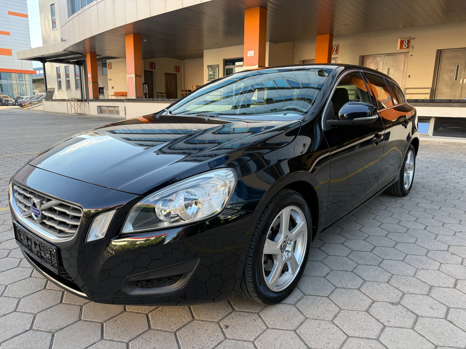 Volvo V60 2.0D* NAVI* ПОДГРЕВ* КОЖА* СЕРВИЗНА ИСТОРИЯ* 