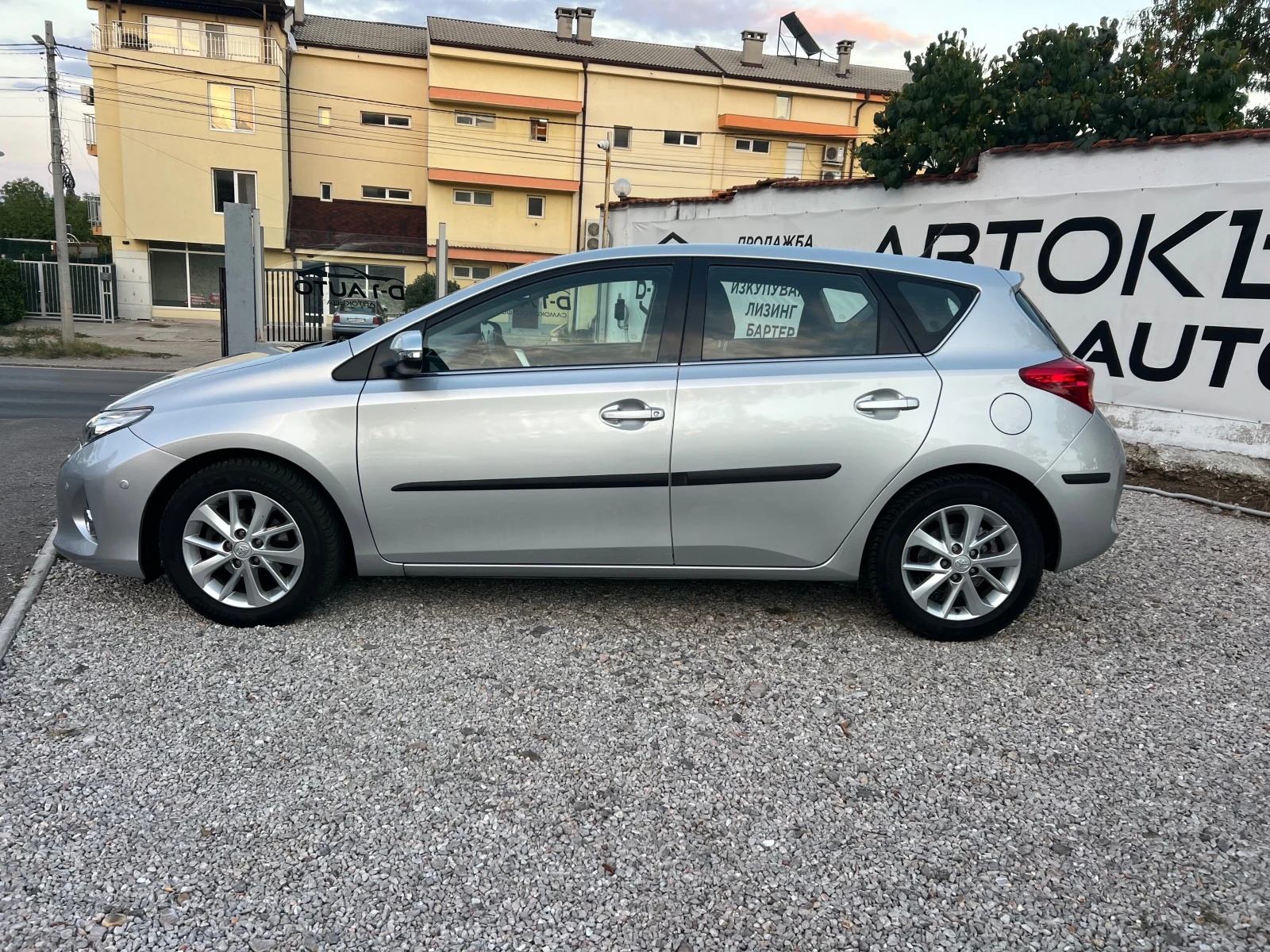 Toyota Auris 1.6-УНИКАТ!!!, снимка 8 - Автомобили и джипове - 56074530