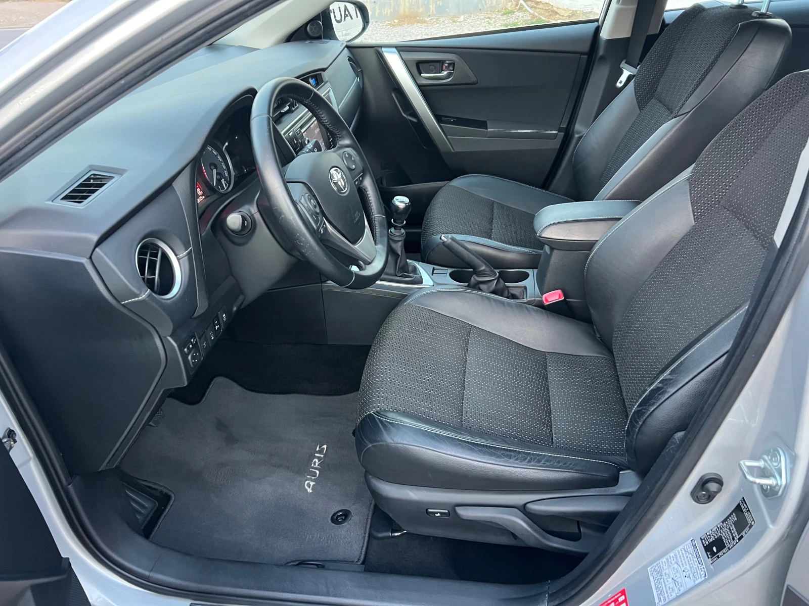Toyota Auris 1.6-УНИКАТ!!!, снимка 10 - Автомобили и джипове - 56074530