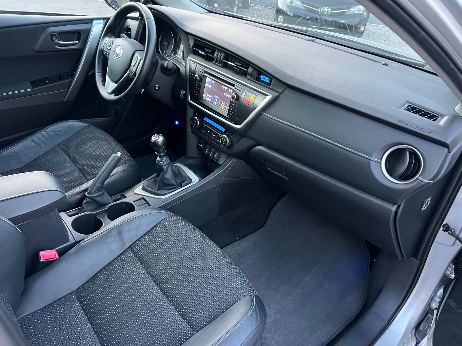 Toyota Auris 1.6-УНИКАТ!!!, снимка 13 - Автомобили и джипове - 56074530