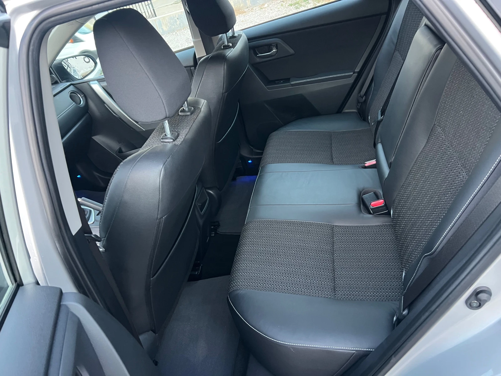 Toyota Auris 1.6-УНИКАТ!!!, снимка 14 - Автомобили и джипове - 56074530