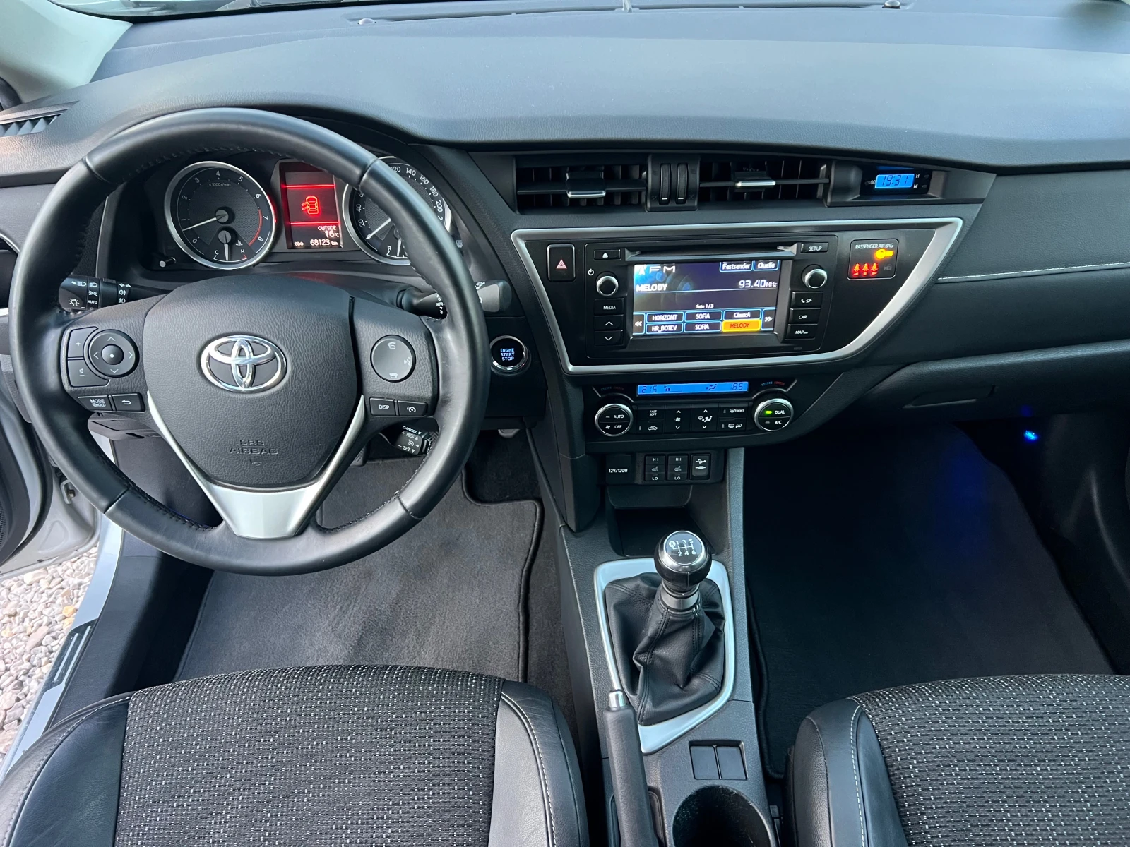 Toyota Auris 1.6-УНИКАТ!!!, снимка 9 - Автомобили и джипове - 56074530