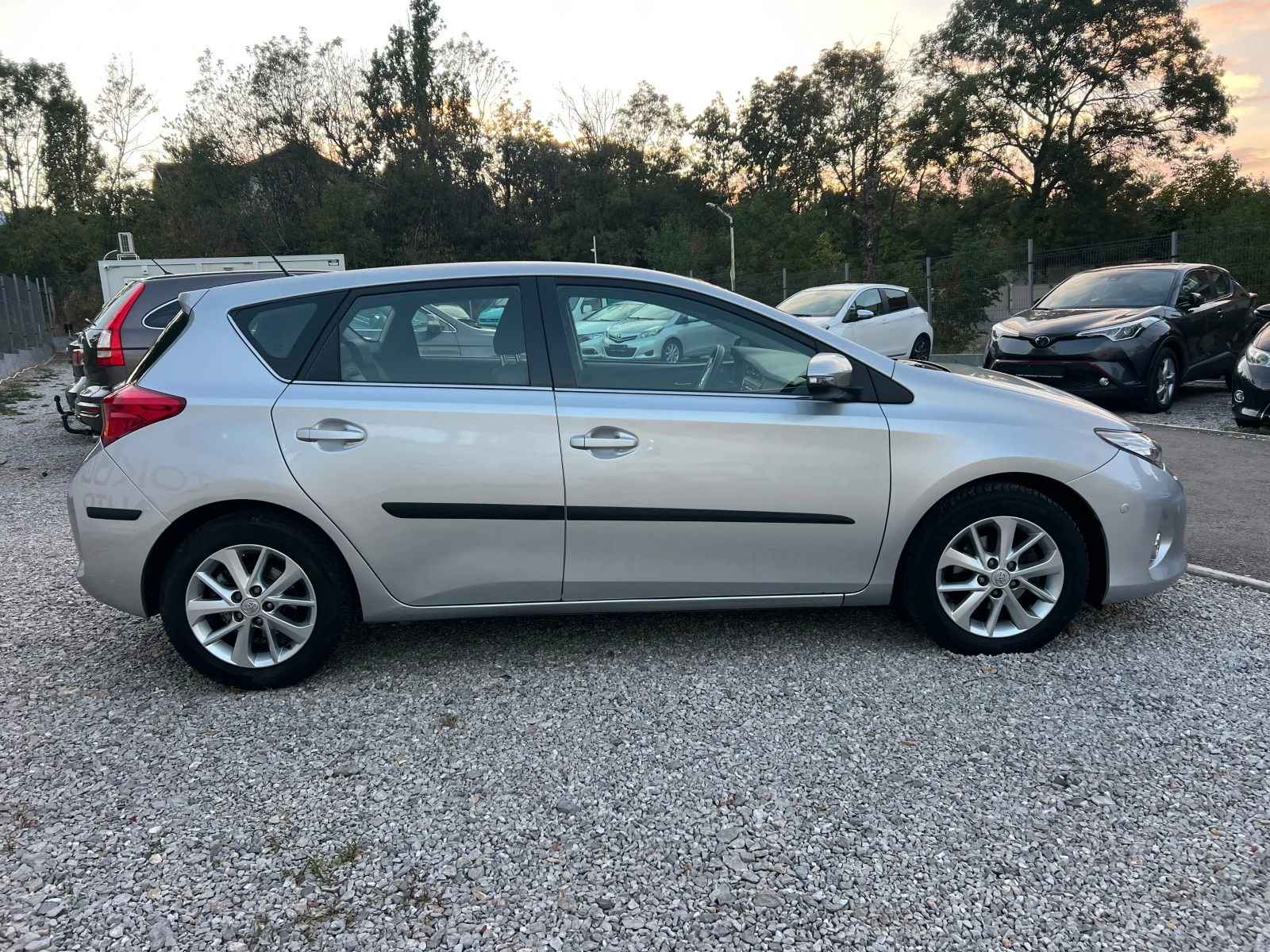Toyota Auris 1.6-УНИКАТ!!!, снимка 7 - Автомобили и джипове - 56074530