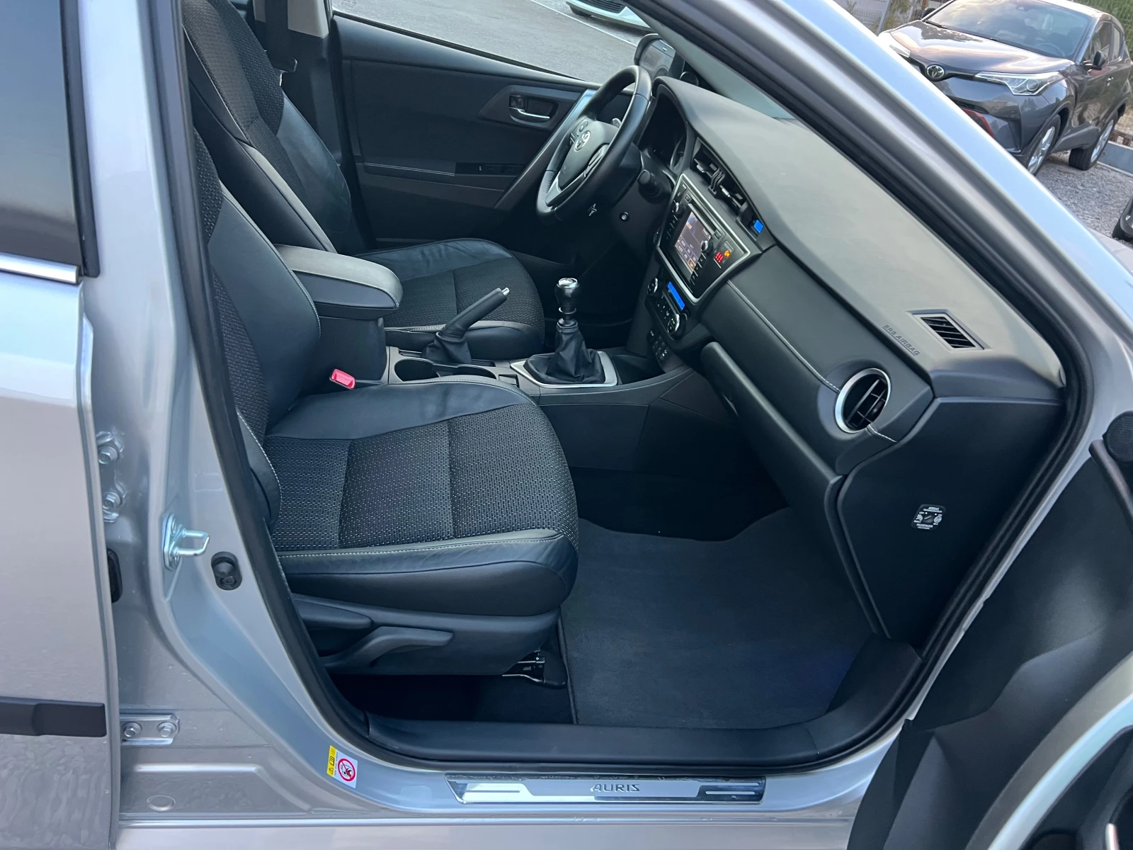 Toyota Auris 1.6-УНИКАТ!!!, снимка 12 - Автомобили и джипове - 56074530