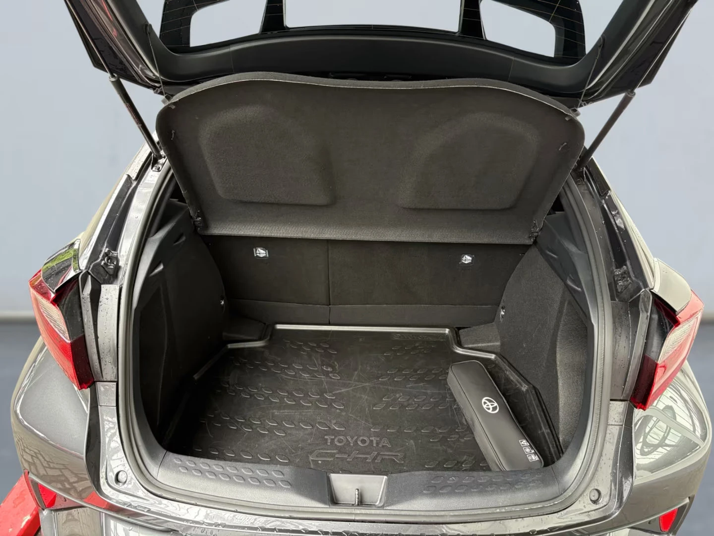 Toyota C-HR HYBRID/122HP/CARPLAY/DAB/L.ASS/LED/H&B/VCONT./DDDD - изображение 8