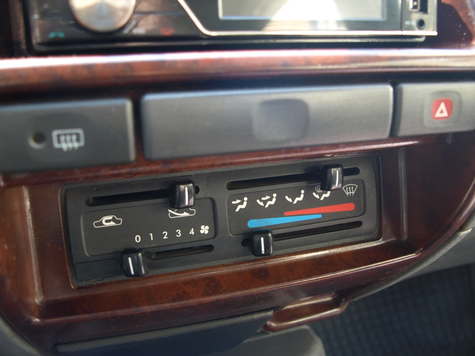 Nissan Terrano 2.4i* 116КС* , снимка 13 - Автомобили и джипове - 54230124