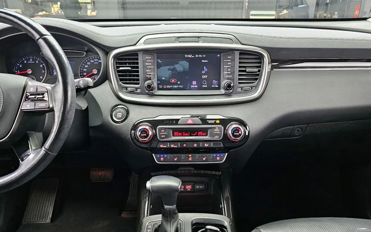 Kia Sorento PRESTIGE! НАЙ-ВИСОКО ОБОРУДВАНЕ !ОБДУХВАНЕ, снимка 6 - Автомобили и джипове - 54965318