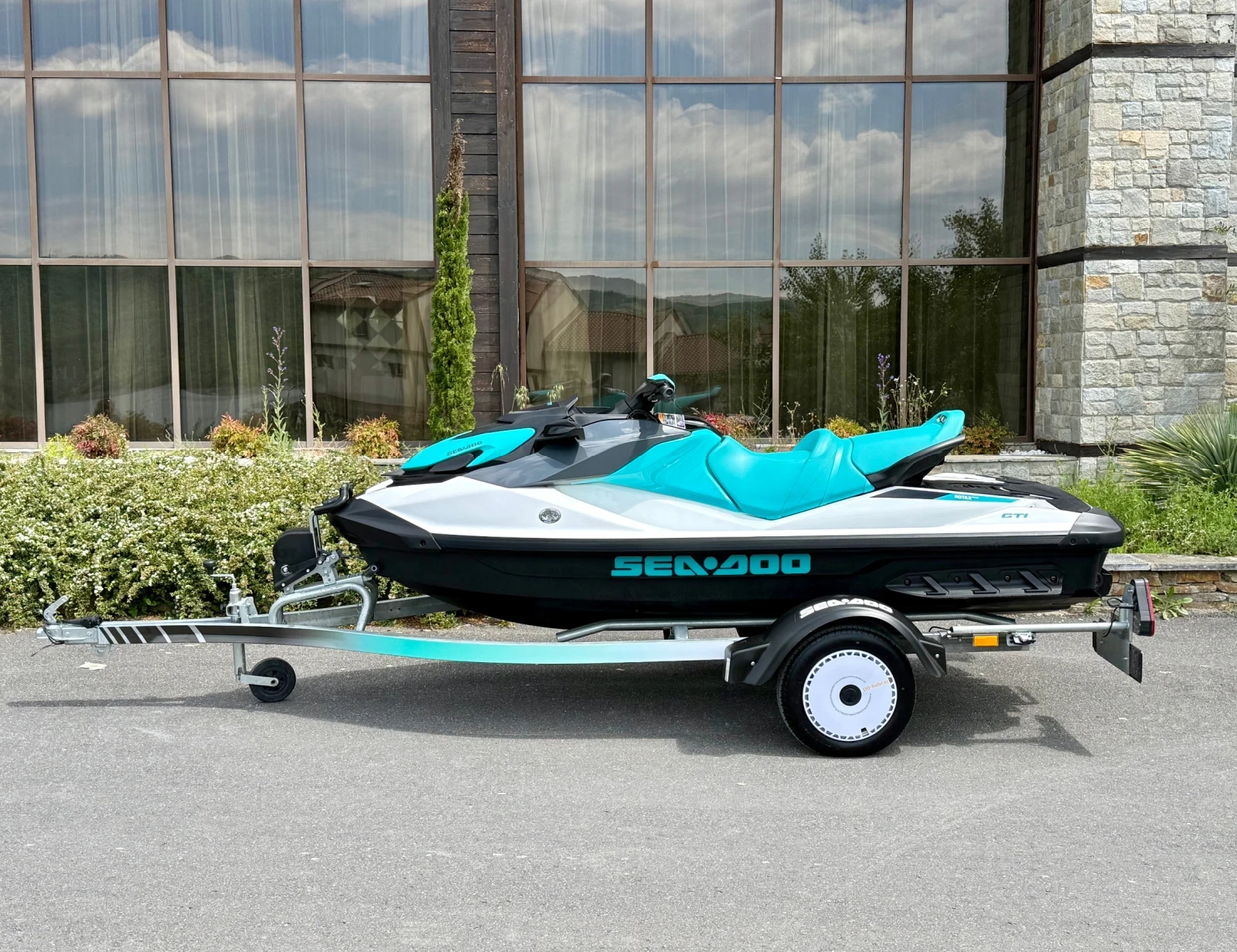 Джет Bombardier Sea Doo Sea-Doo GTI 130, 2020 г. + колесар Sea-Doo Big One, снимка 2 - Воден транспорт - 54572445