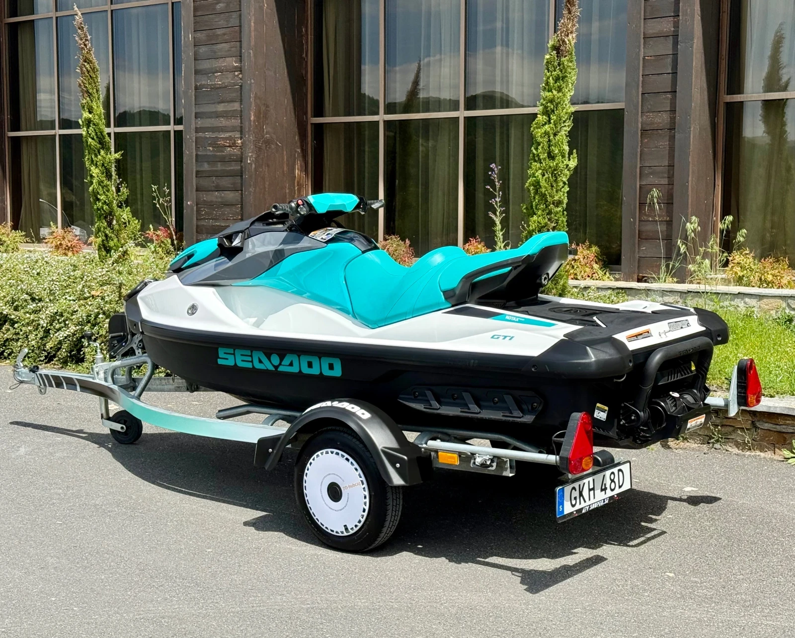 Джет Bombardier Sea Doo Sea-Doo GTI 130, 2020 г. + колесар Sea-Doo Big One, снимка 3 - Воден транспорт - 54572445