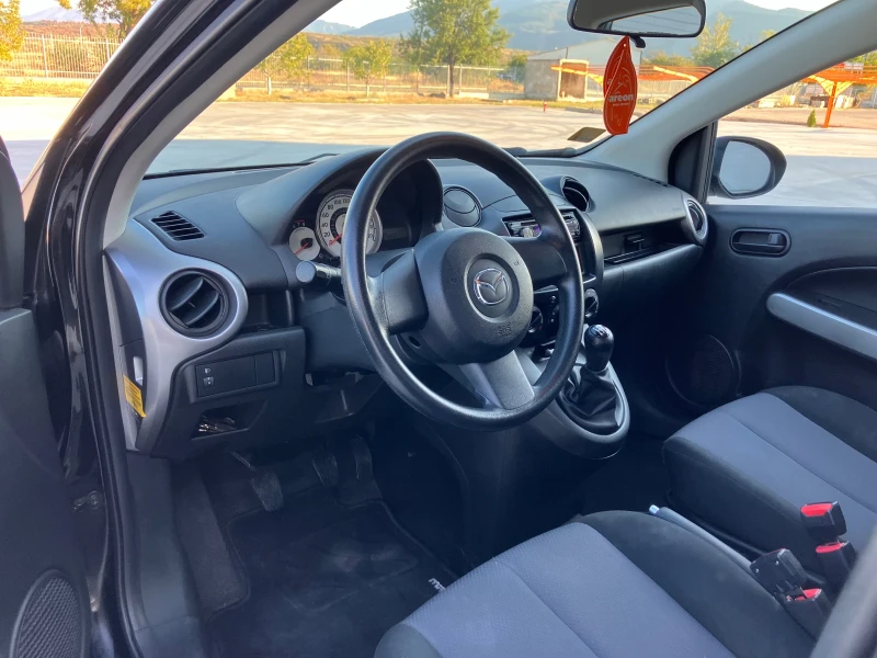 Mazda 2 1.3i, снимка 9 - Автомобили и джипове - 47220830