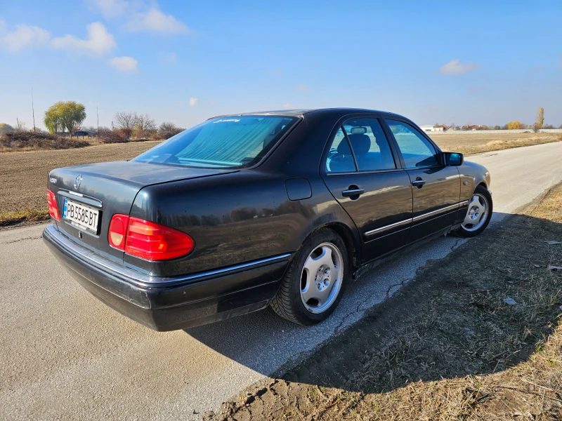 Mercedes-Benz E 200, снимка 4 - Автомобили и джипове - 47998344