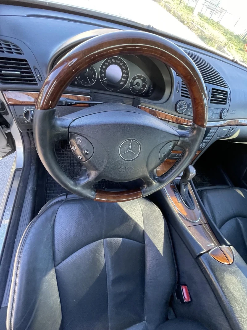 Mercedes-Benz E 220, снимка 6 - Автомобили и джипове - 52522945
