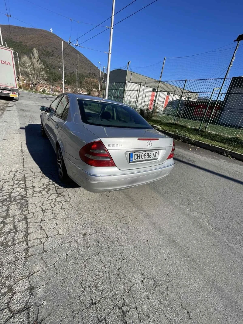 Mercedes-Benz E 220, снимка 4 - Автомобили и джипове - 52522945
