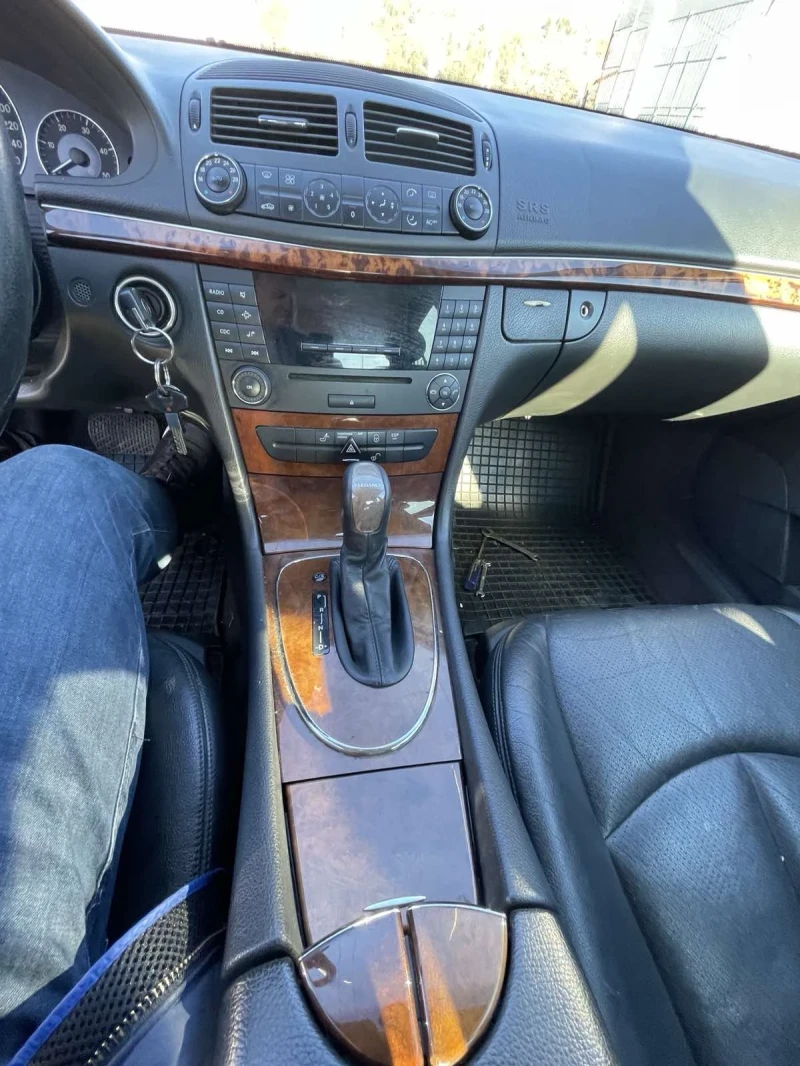 Mercedes-Benz E 220, снимка 9 - Автомобили и джипове - 52522945